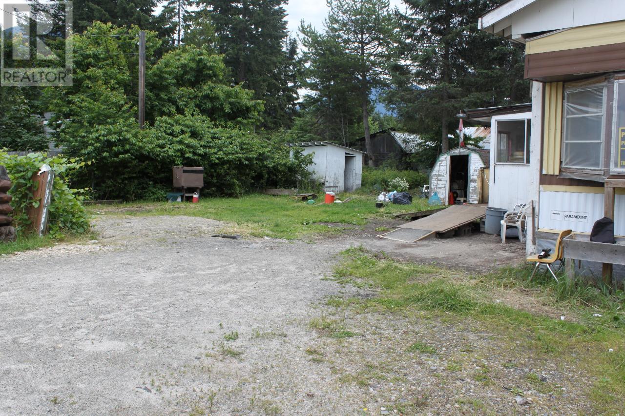 915 23 Highway, Nakusp, British Columbia  V0G 1R0 - Photo 2 - 2470239