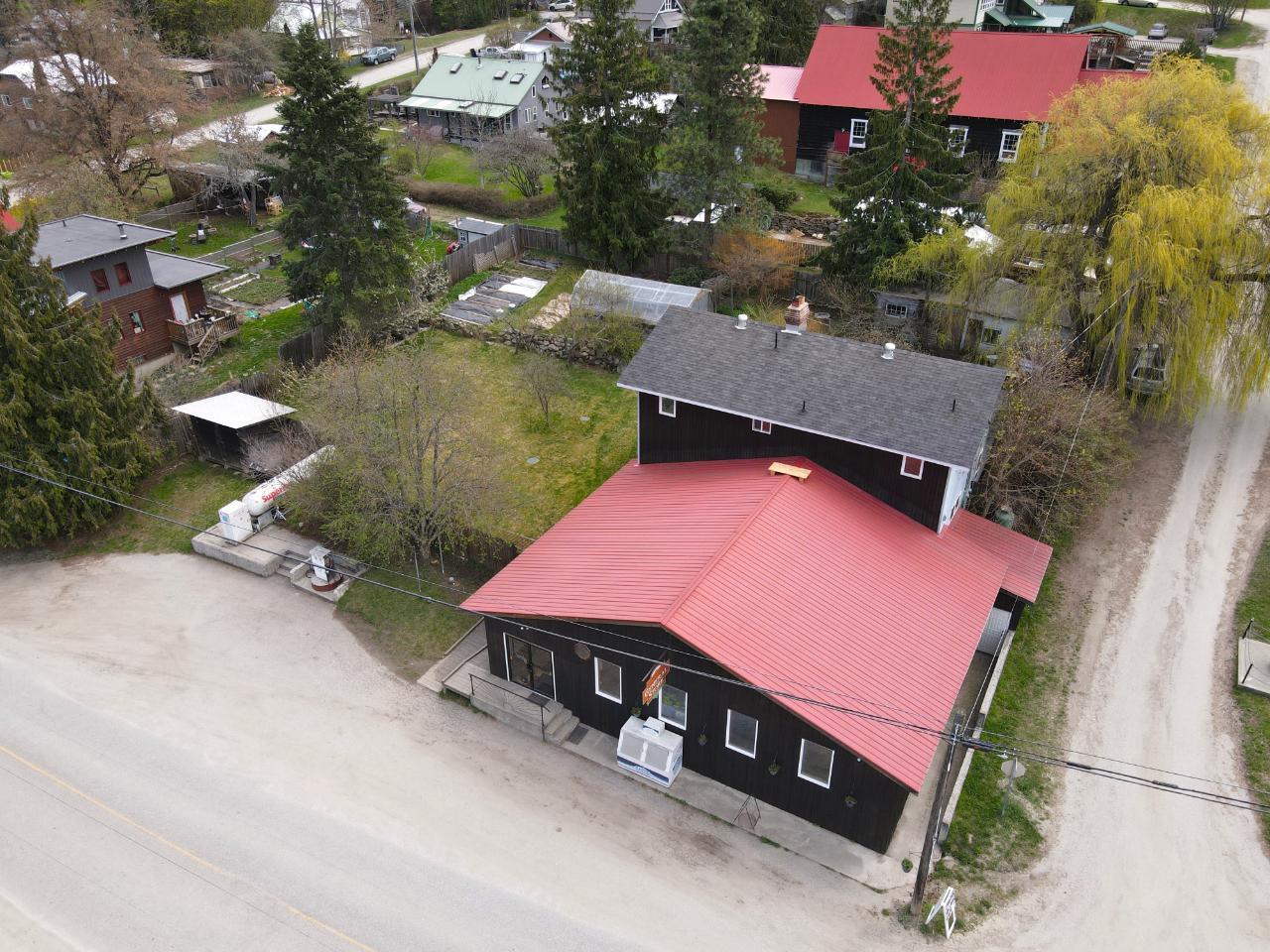 7904 Railway Avenue, Harrop/procter, British Columbia  V0G 1G0 - Photo 2 - 2475353