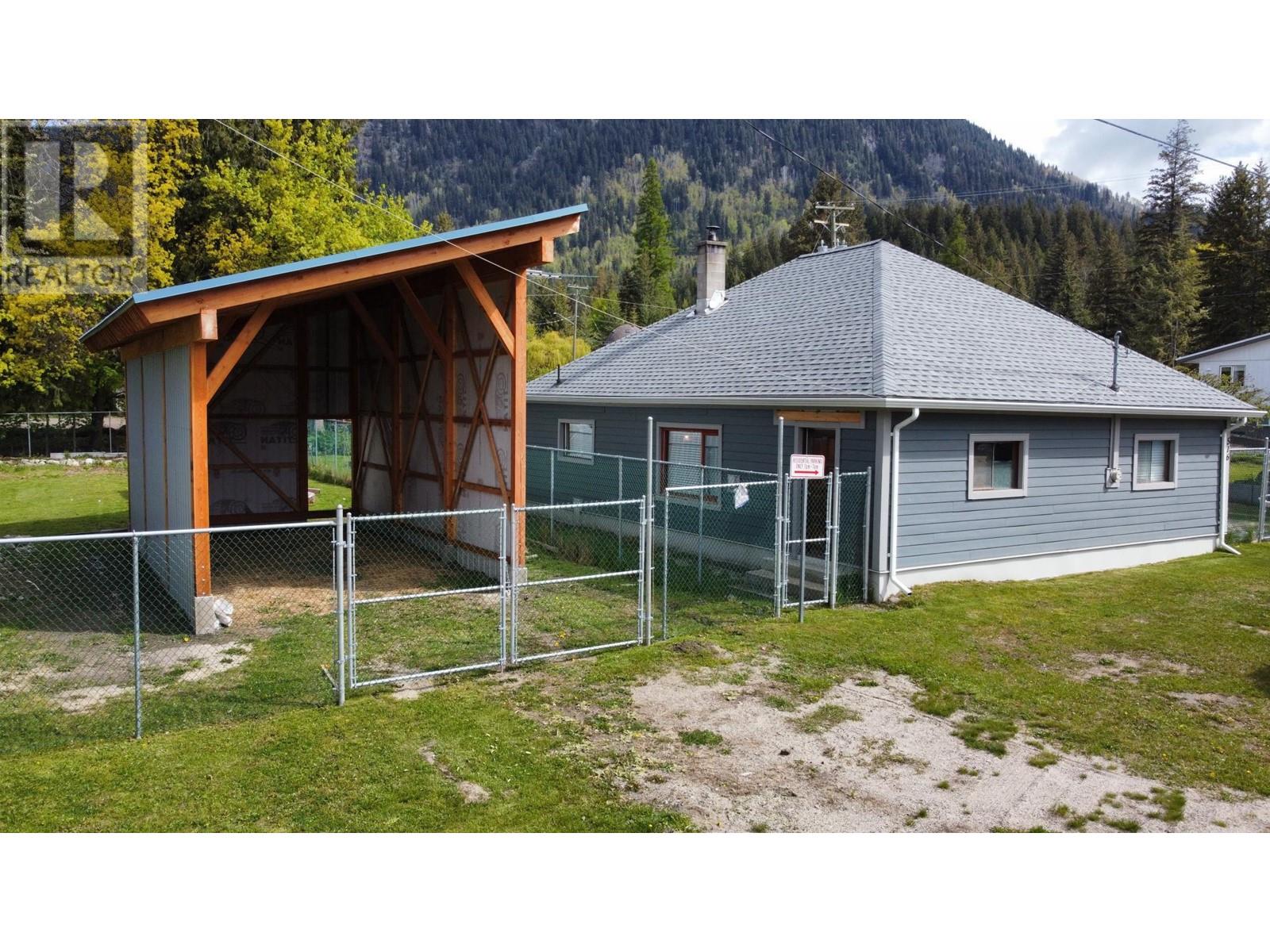 516 Slocan Avenue, New Denver, British Columbia  V0G 1S0 - Photo 1 - 2476749