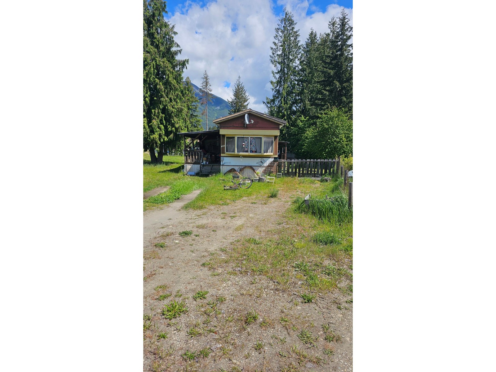 739 9th Avenue Nw, Nakusp, British Columbia  V0G 1R0 - Photo 1 - 2477152