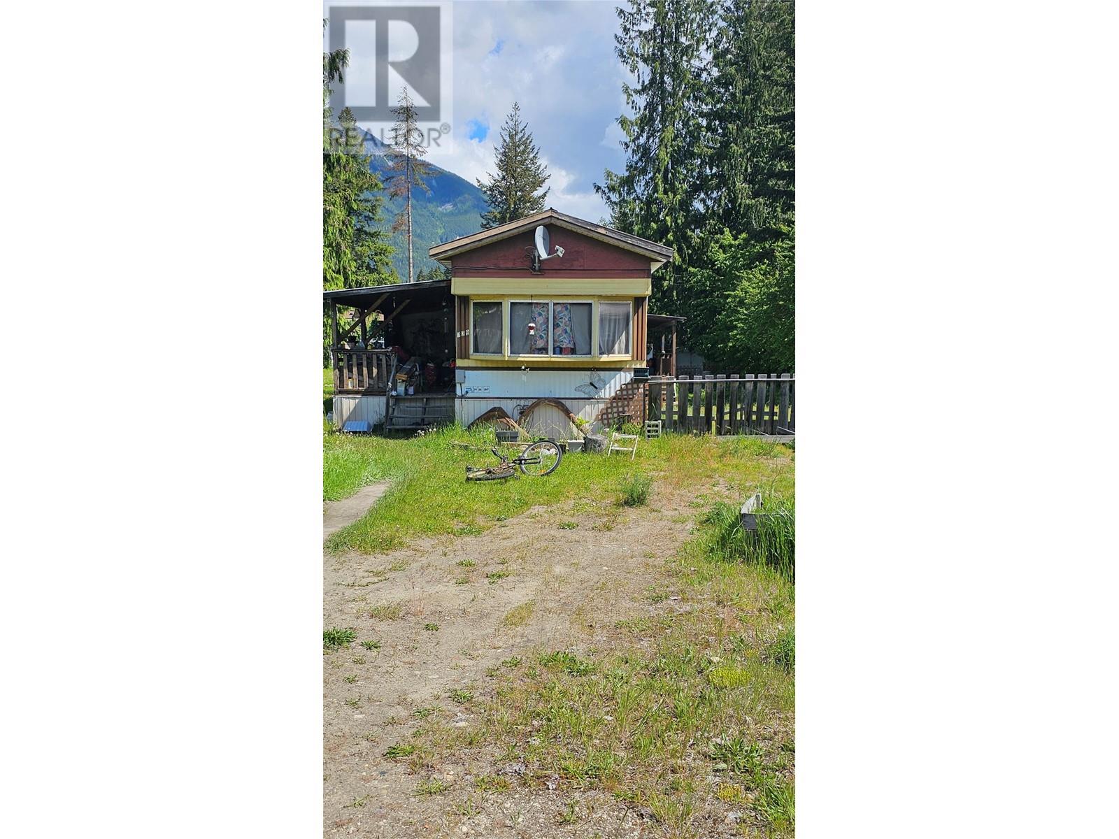 739 9th  Nw Avenue, Nakusp, British Columbia  V0G 1R0 - Photo 12 - 2477152