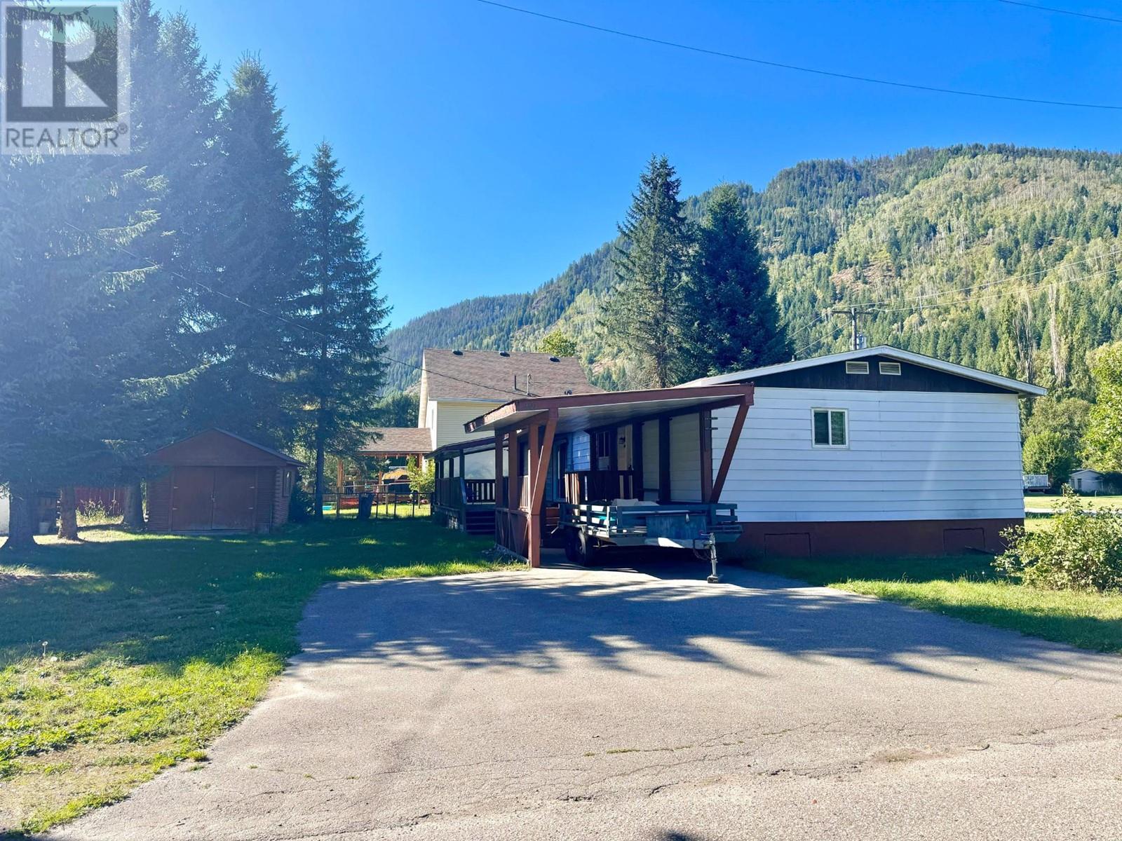 901 Eighth Street, Salmo, British Columbia  V0G 1Z0 - Photo 6 - 2477107