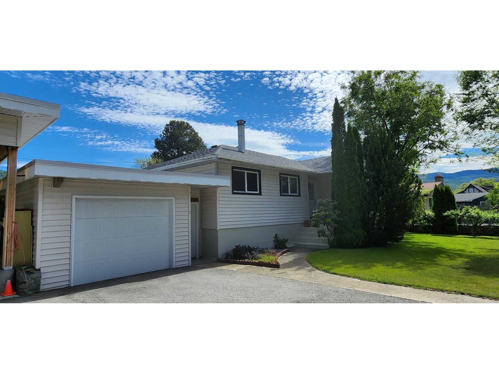 215 9th Avenue, Montrose, British Columbia  V0G 1P0 - Photo 3 - 2477594