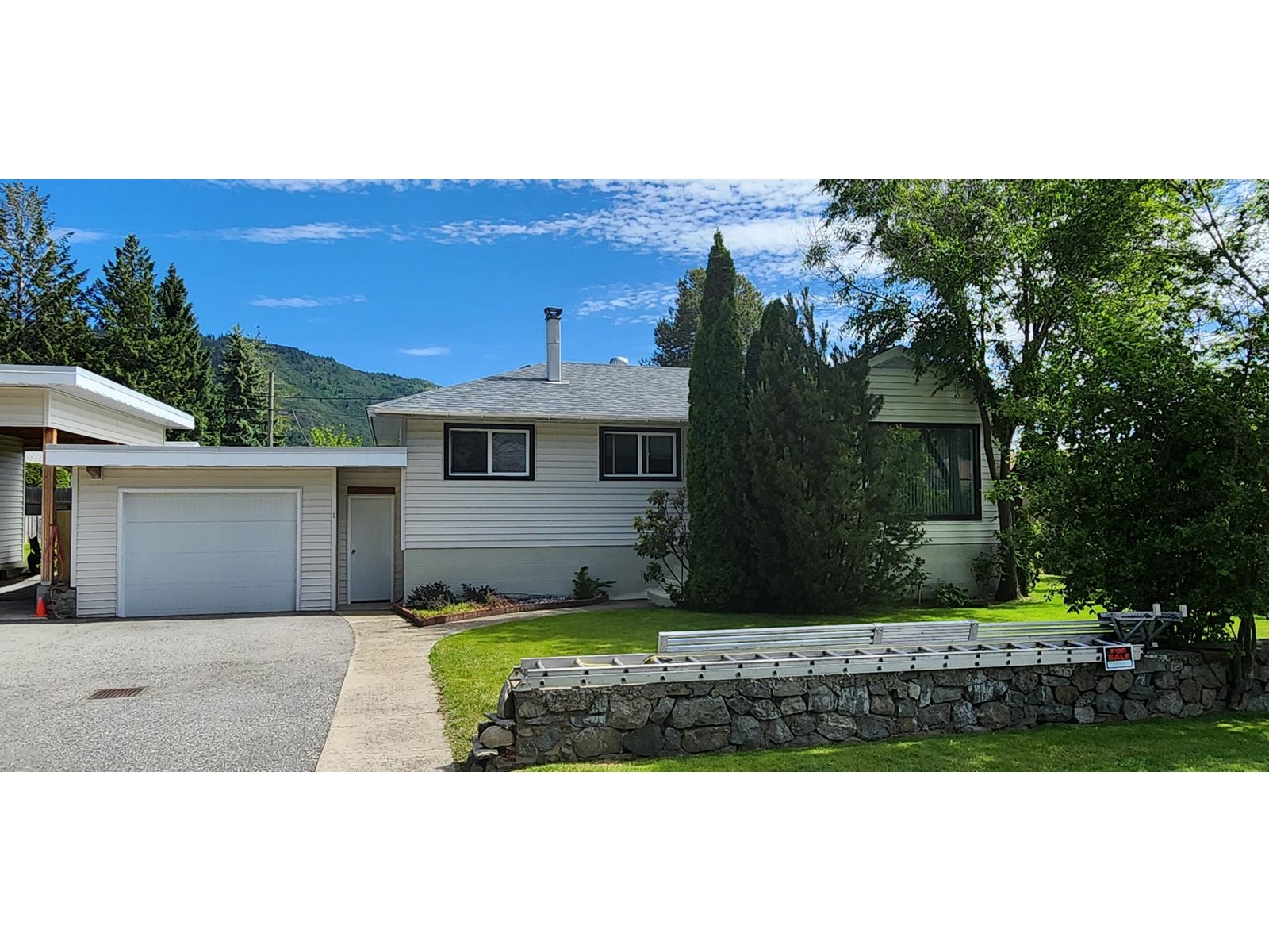 215 9th Avenue, Montrose, British Columbia  V0G 1P0 - Photo 4 - 2477594