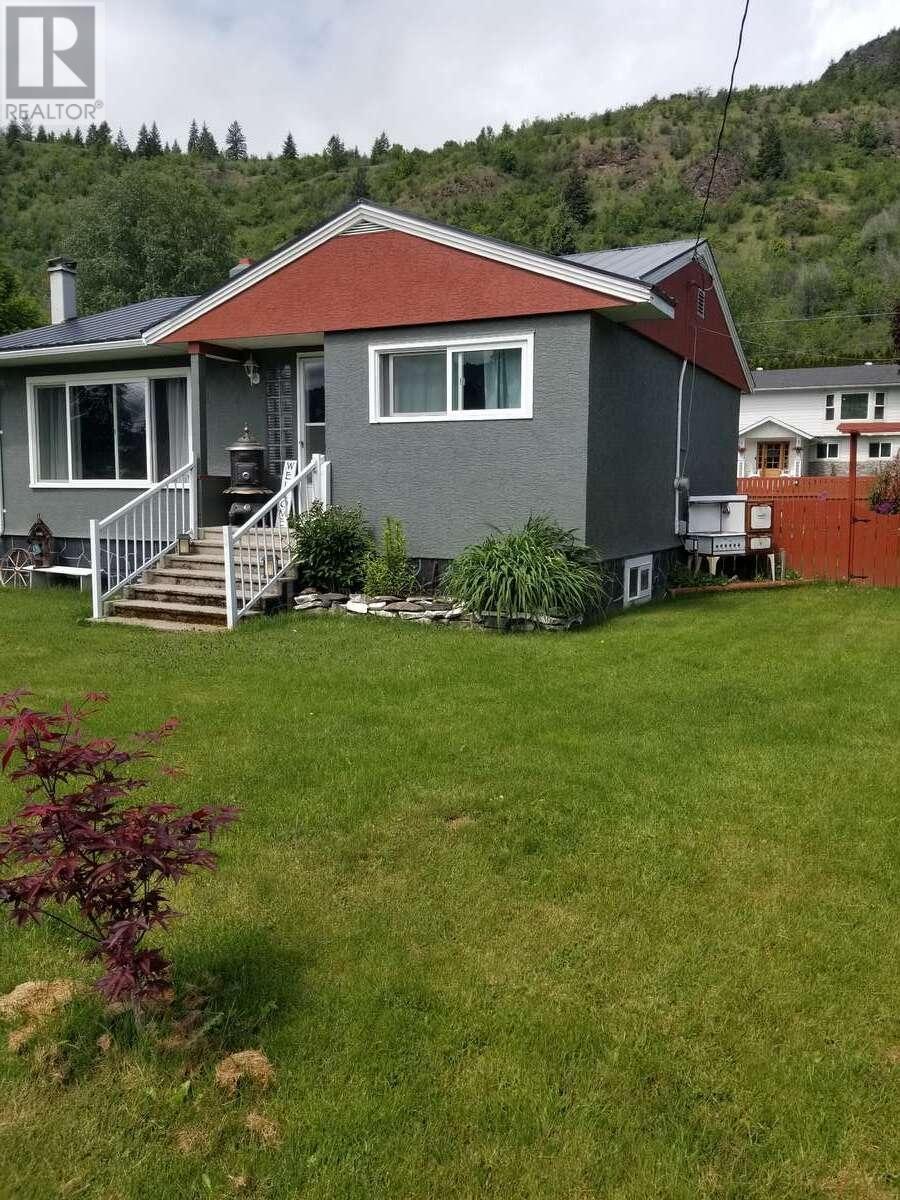 540 10th Avenue, Montrose, British Columbia  V0G 1P0 - Photo 1 - 2478117