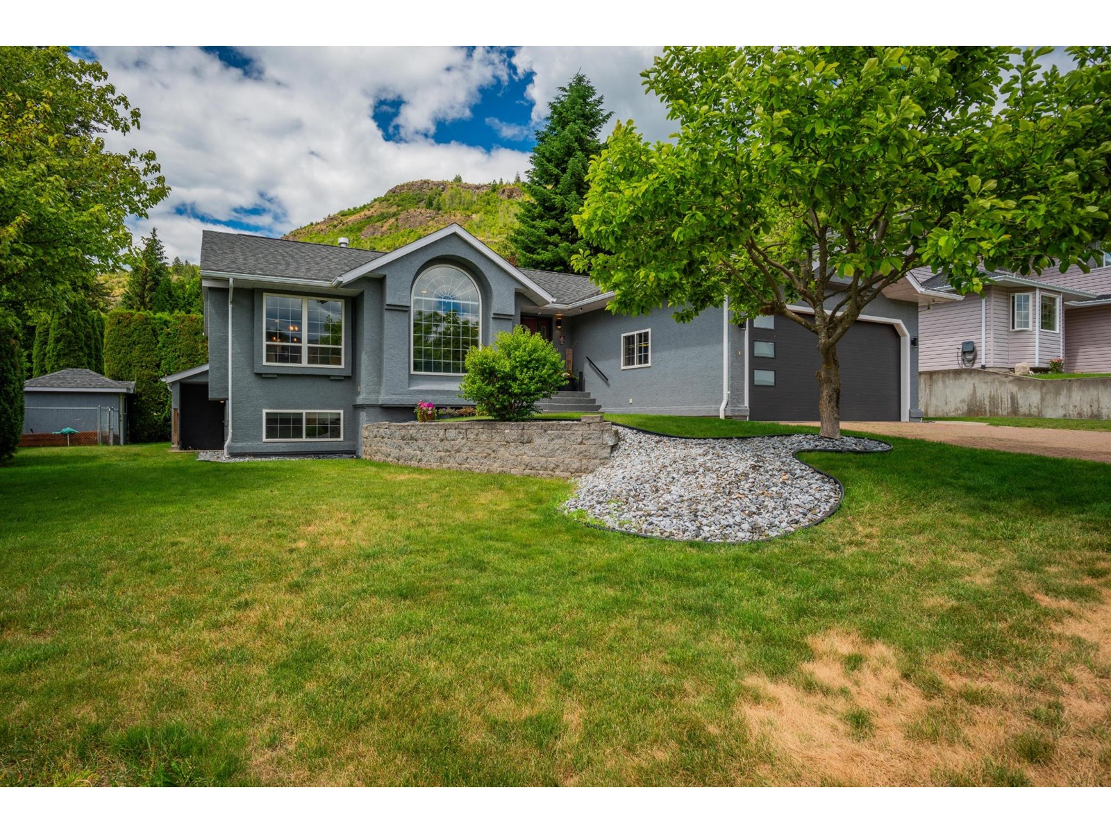 900 7th Street, Montrose, British Columbia  V0G 1P0 - Photo 1 - 2478186