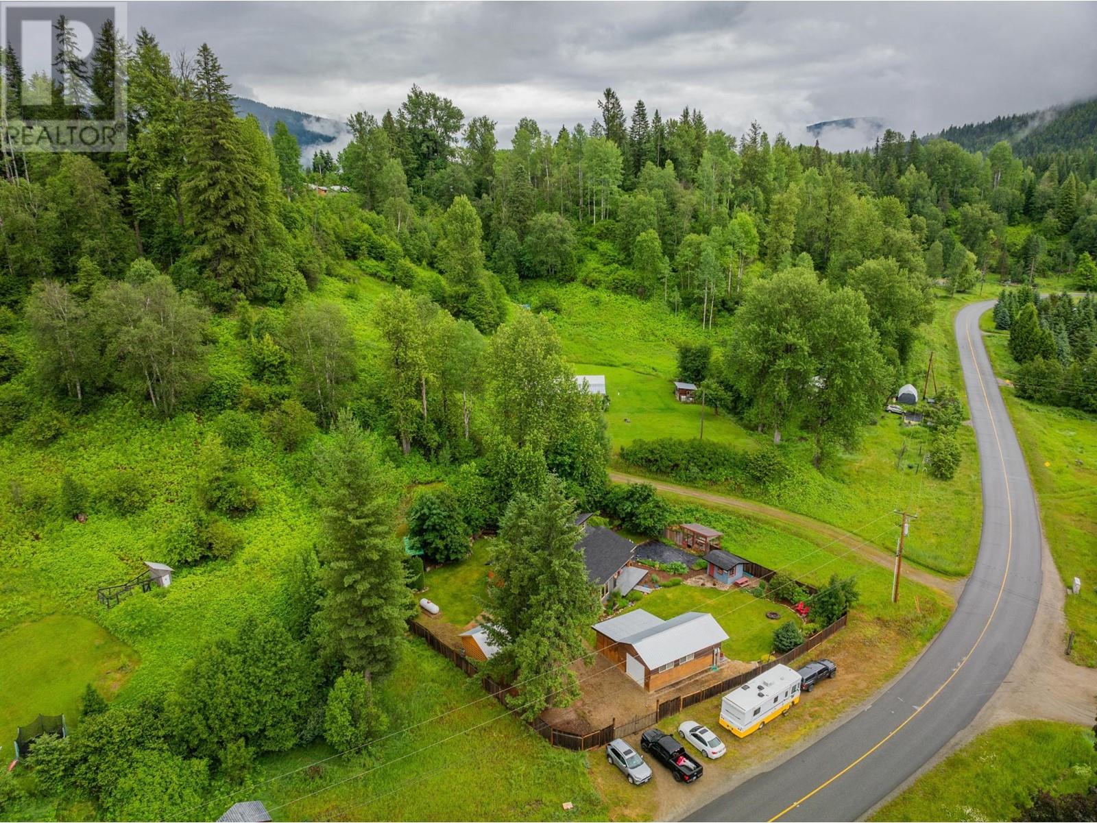 3305 Pass Creek Road, Castlegar, British Columbia  V0G 1H2 - Photo 6 - 2478288