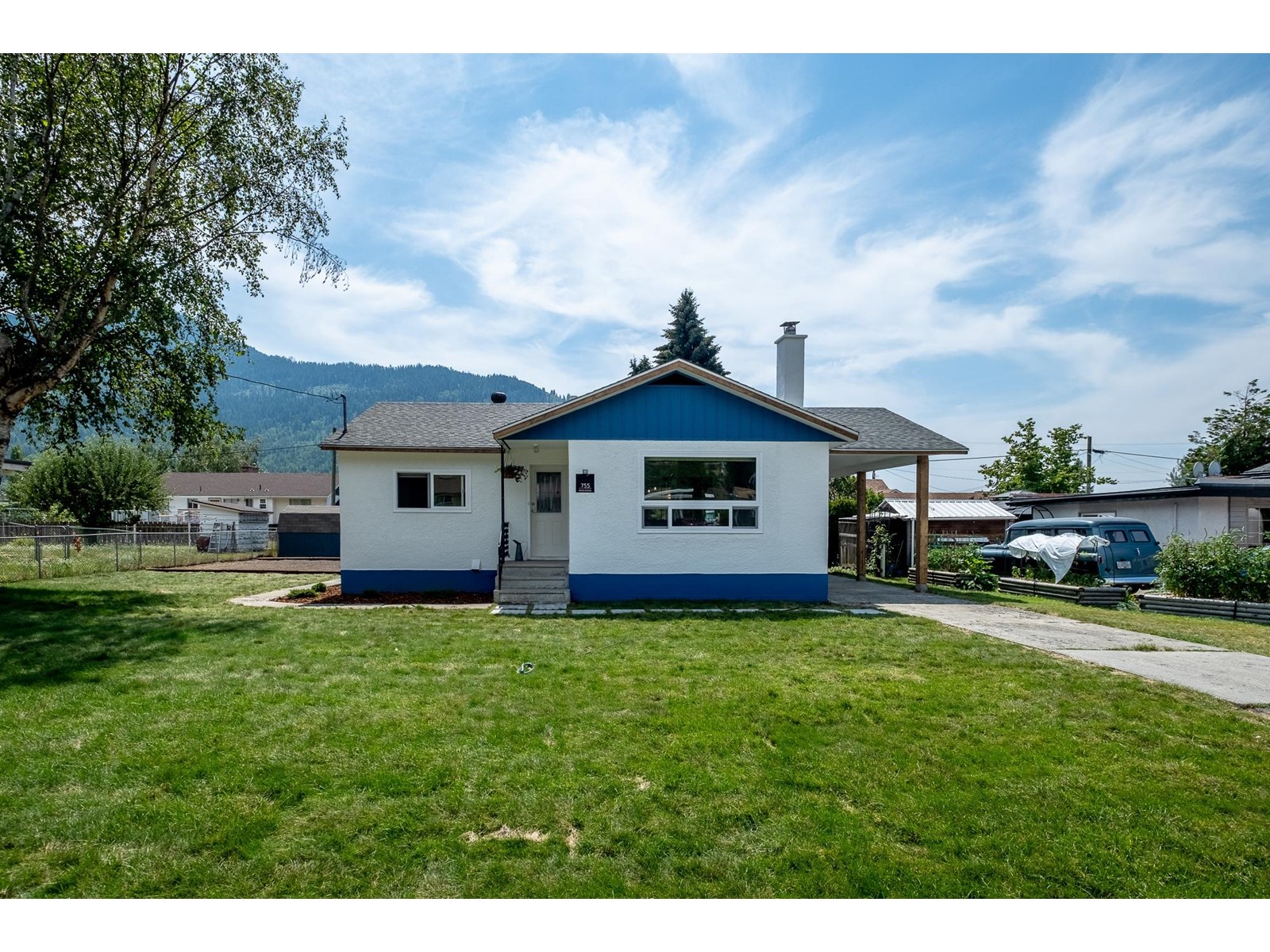 755 9th Avenue, Montrose, British Columbia  V0G 1P0 - Photo 2 - 2478505