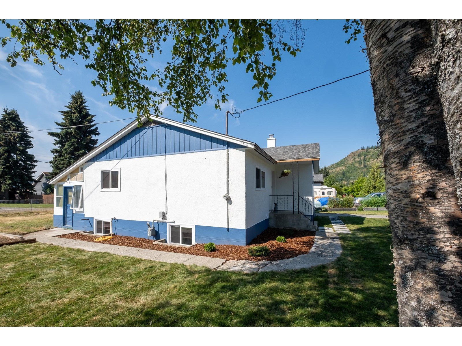 755 9th Avenue, Montrose, British Columbia  V0G 1P0 - Photo 4 - 2478505