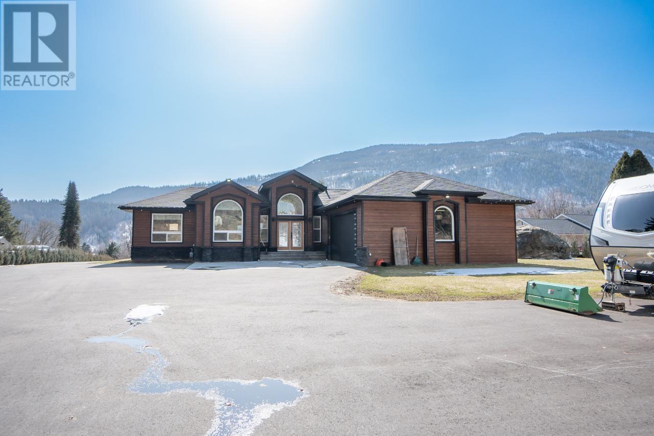 2977 Upper Levels Road, Castlegar, British Columbia  V0G 1X0 - Photo 4 - 2478585