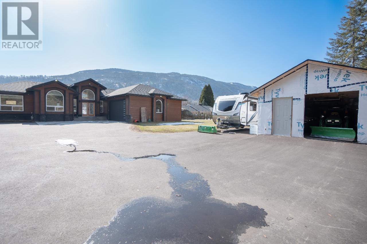 2977 Upper Levels Road, Castlegar, British Columbia  V0G 1X0 - Photo 5 - 2478585