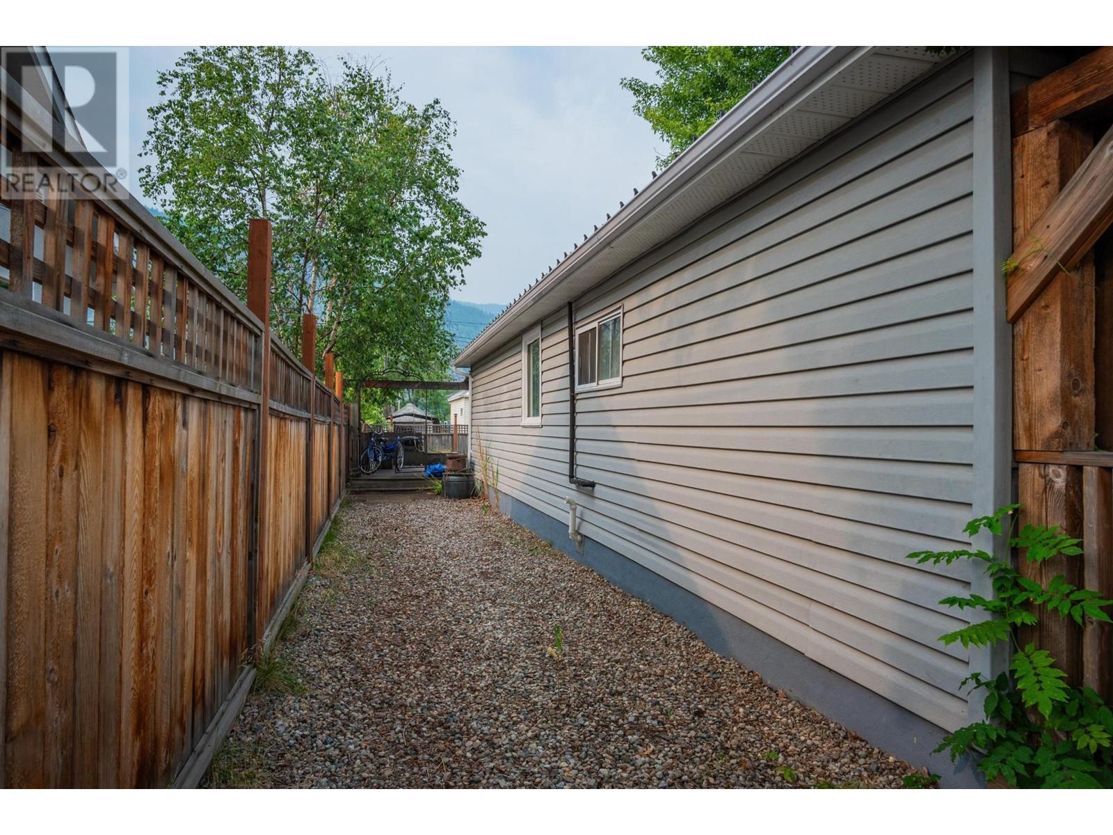 2162 Sixth Avenue, Trail, British Columbia  V1R 3B7 - Photo 7 - 2478610