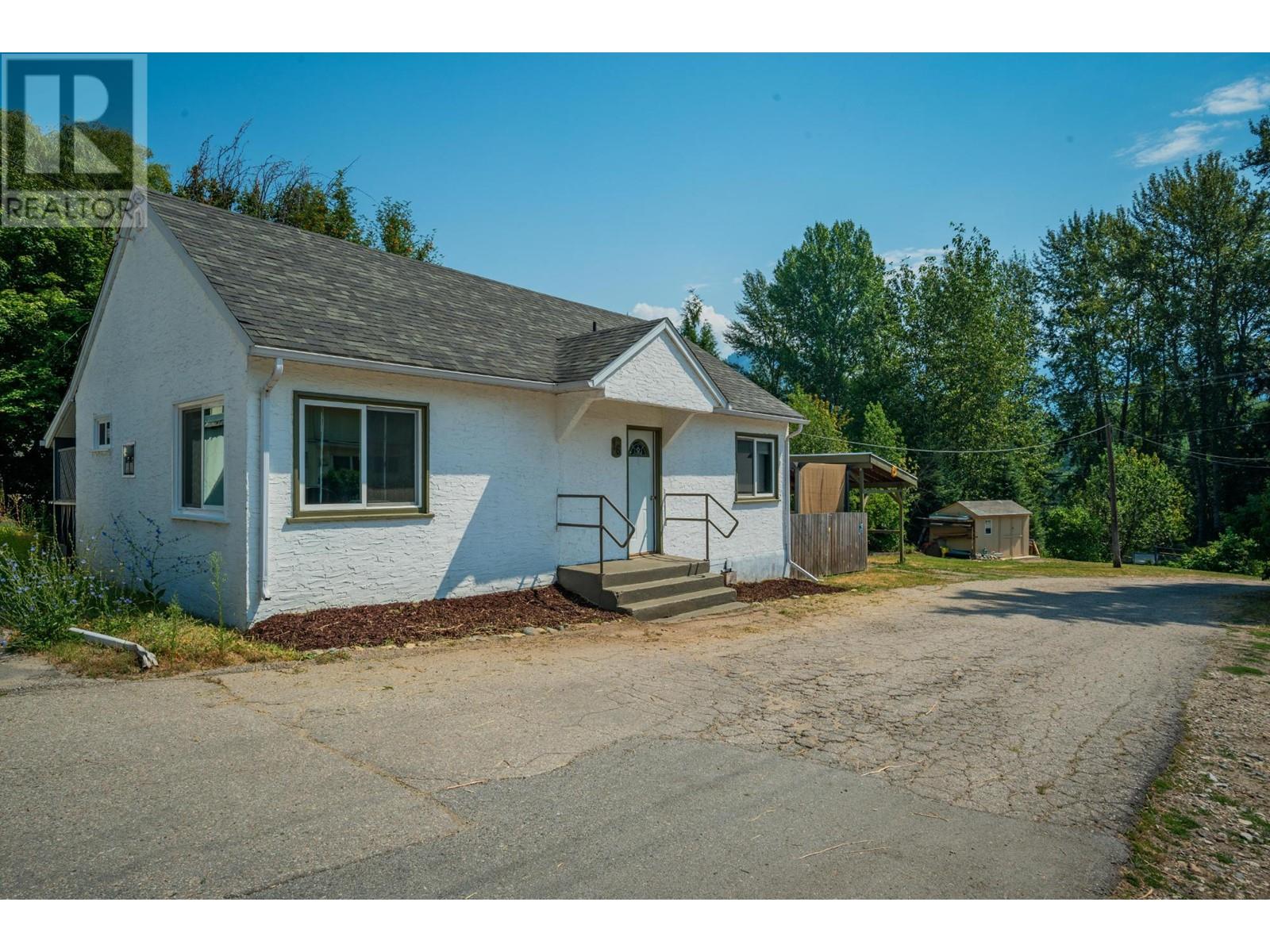 16 Park Avenue, Fruitvale, British Columbia  V0G 1L0 - Photo 1 - 2478912