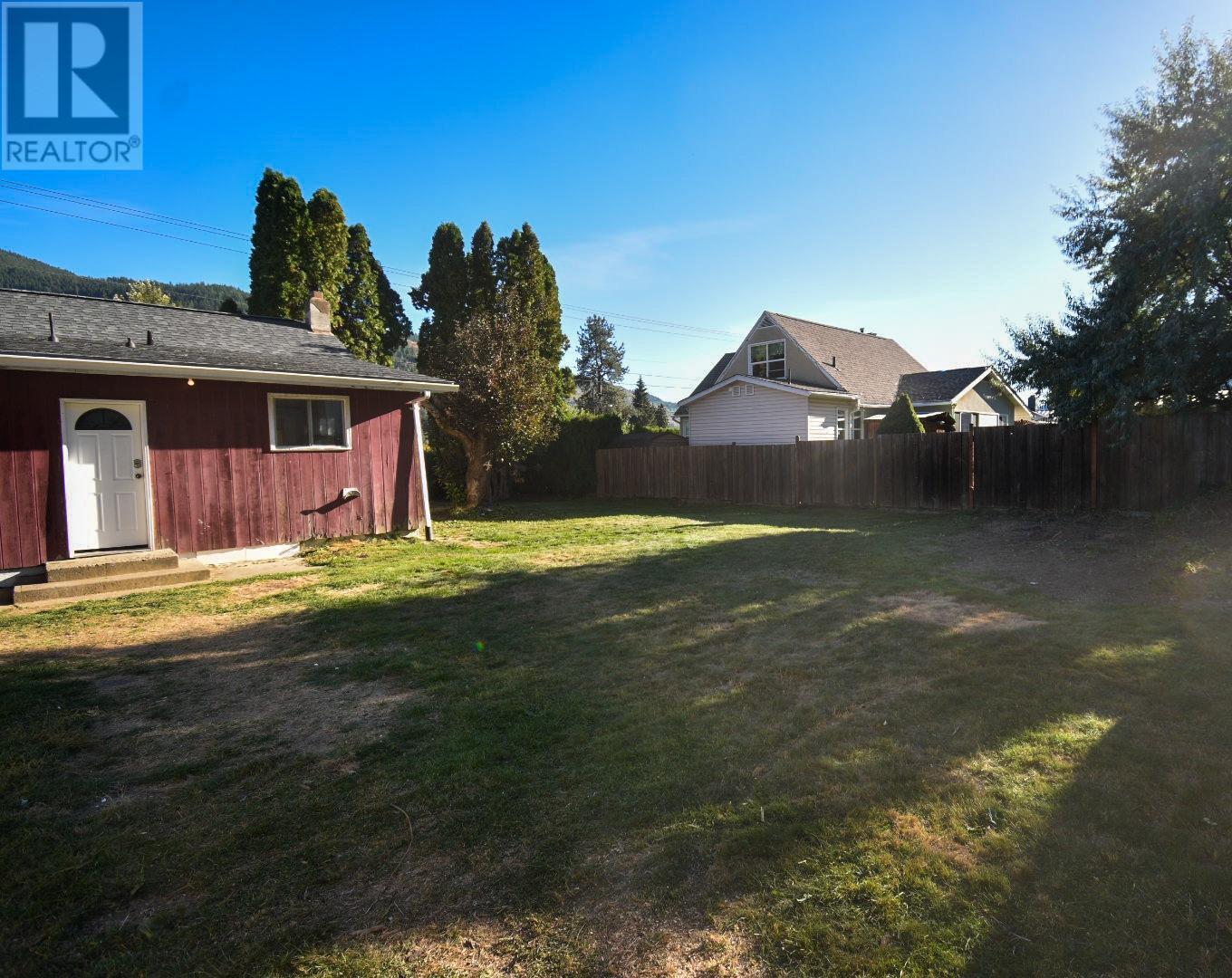 560 10th Avenue, Montrose, British Columbia  V0G 1P0 - Photo 6 - 2479770