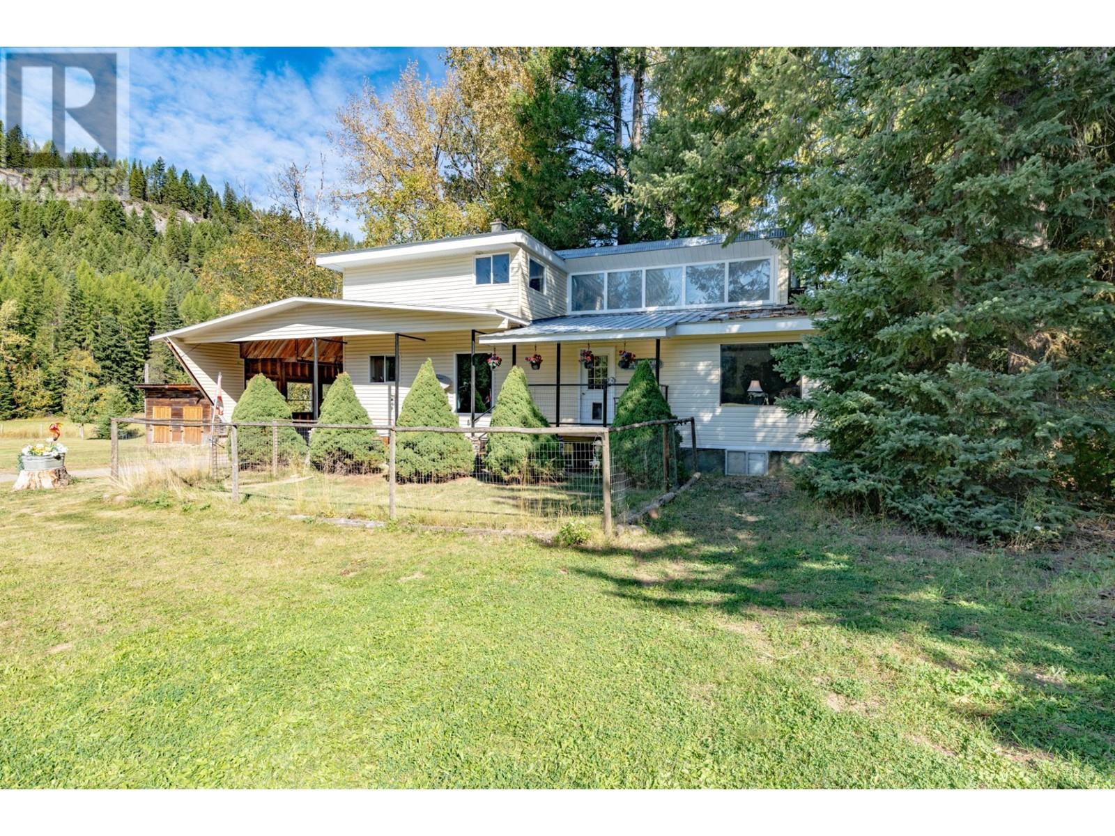 9848 6 Highway, Salmo, British Columbia  V0G 1Z0 - Photo 6 - 2479890