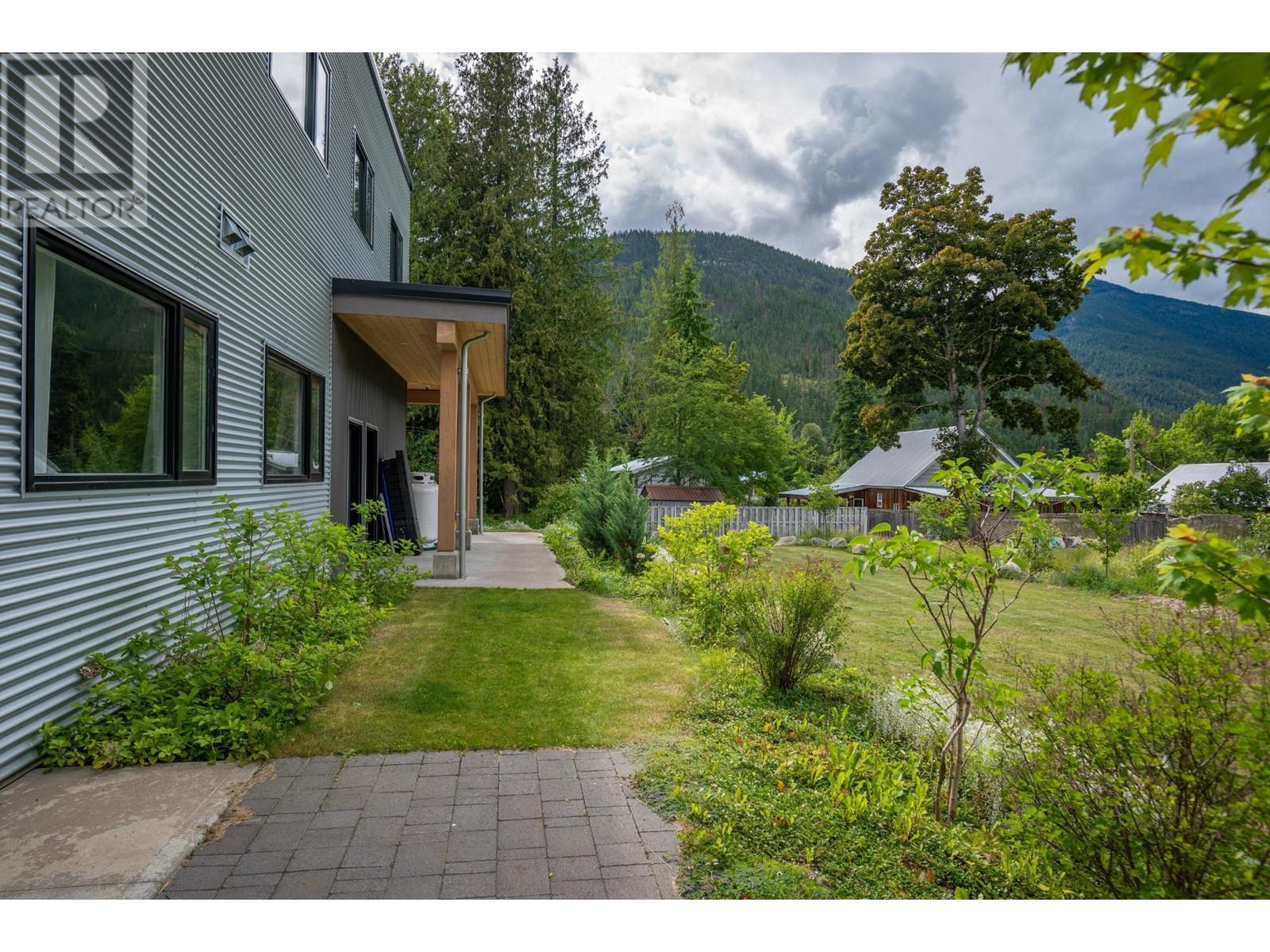 617 Harold Street, Slocan, British Columbia  V0G 2C0 - Photo 19 - 2480017