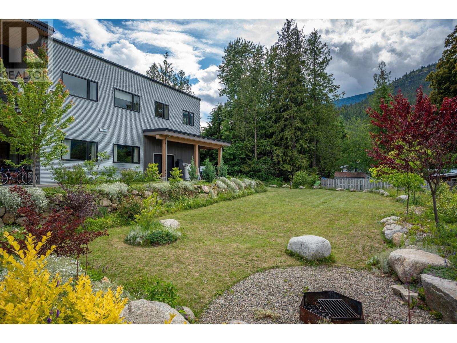 617 Harold Street, Slocan, British Columbia  V0G 2C0 - Photo 3 - 2480017