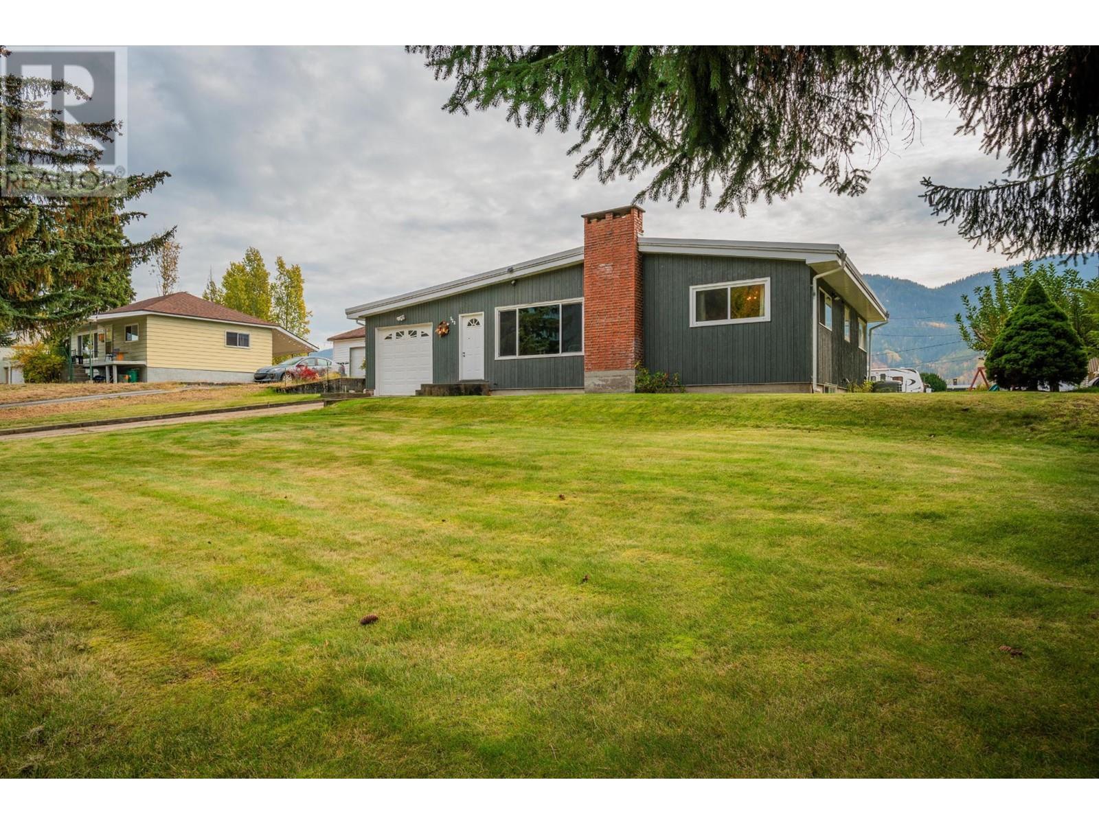 522 13th Avenue, Castlegar, British Columbia  V0G 1G0 - Photo 1 - 2480086