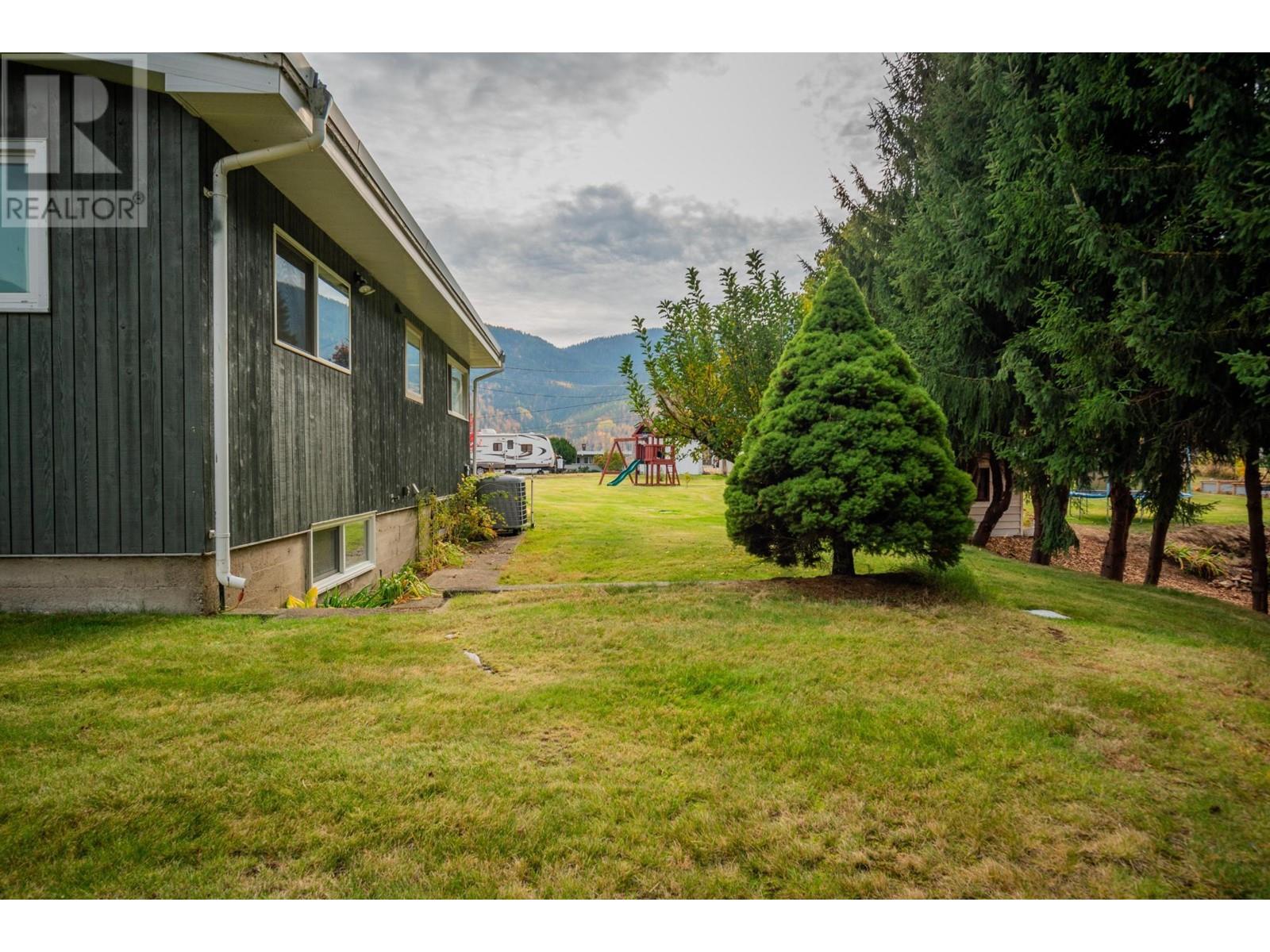 522 13th Avenue, Castlegar, British Columbia  V0G 1G0 - Photo 63 - 2480086