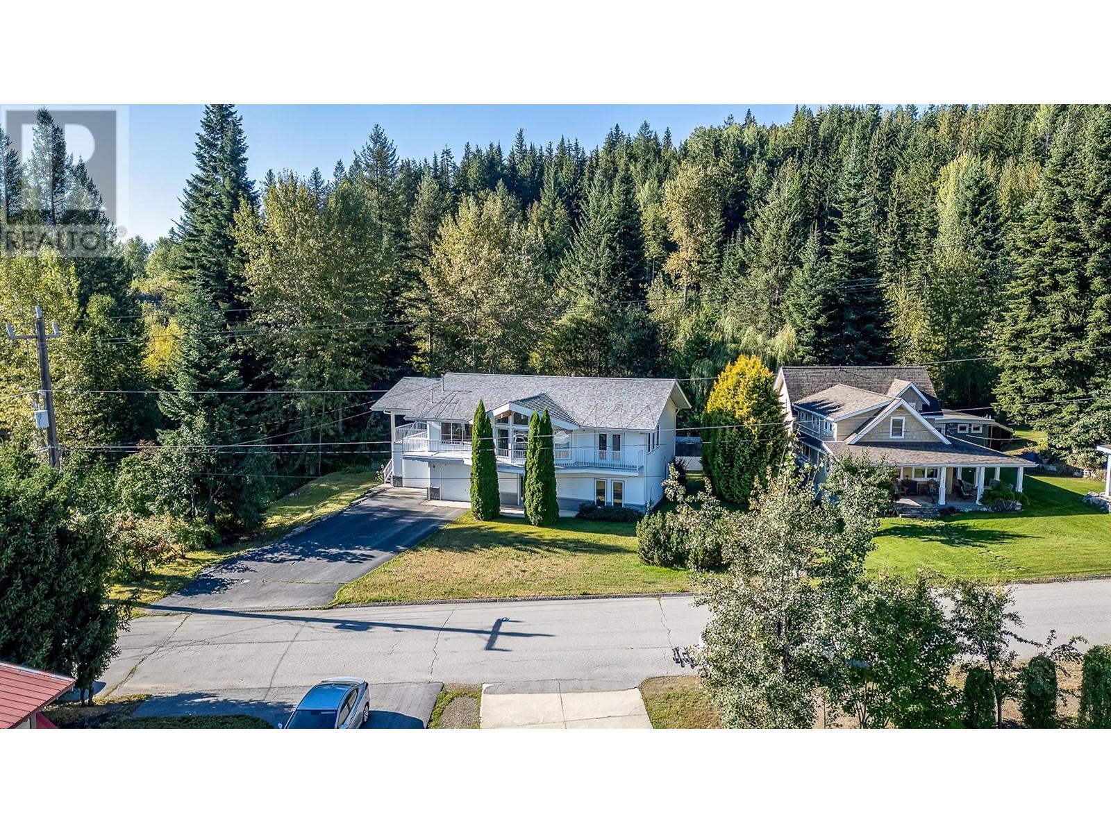 1495 Victoria Avenue, Rossland, British Columbia  V0G 1Y0 - Photo 3 - 2480107