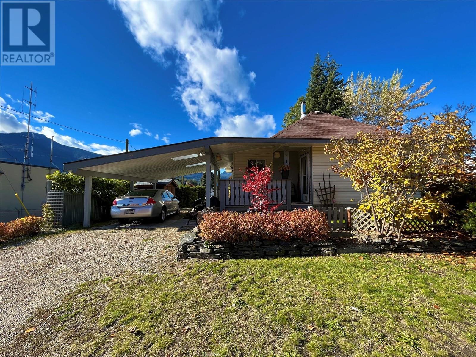 108 3rd Avenue Nw, Nakusp, British Columbia  V0G 1R0 - Photo 1 - 10326729