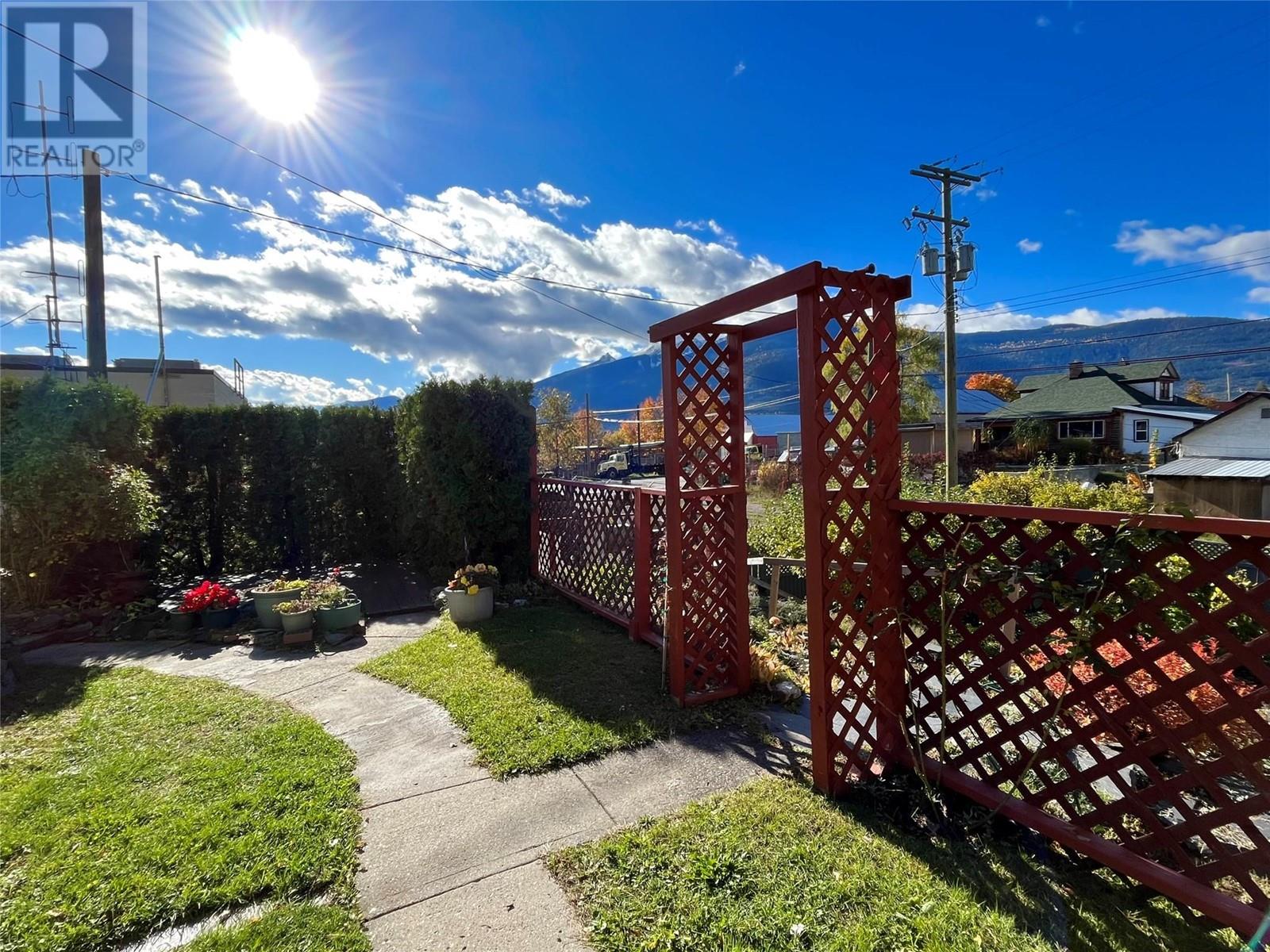 108 3rd Avenue Nw, Nakusp, British Columbia  V0G 1R0 - Photo 2 - 10326729