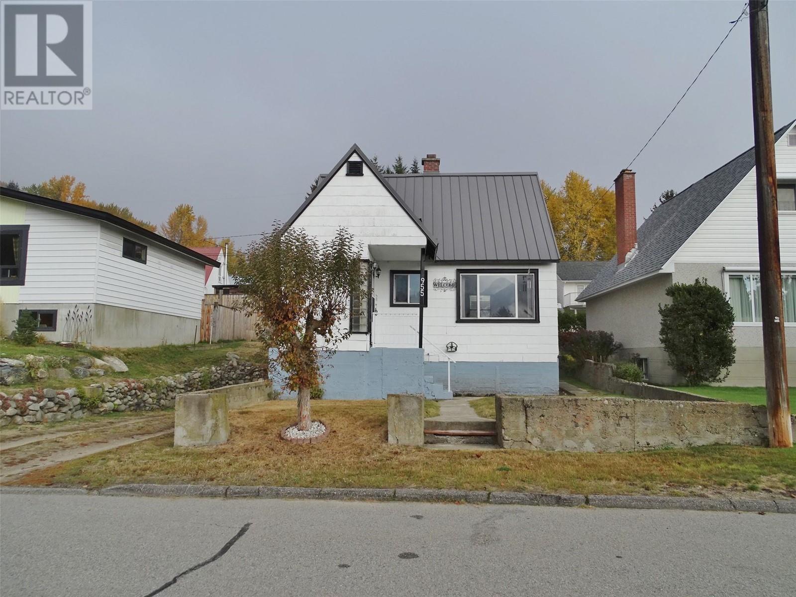 955 Thackeray Street, Warfield, British Columbia  V1R 2C3 - Photo 1 - 10326888