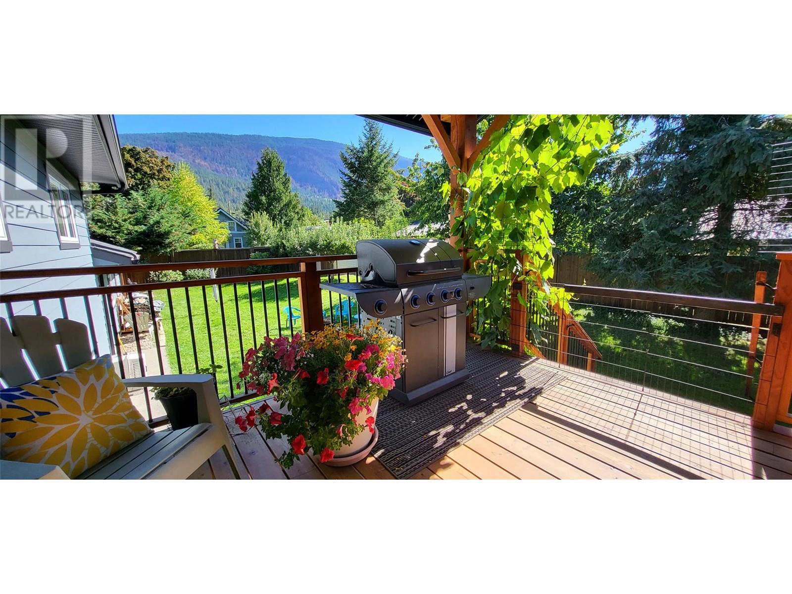 303 Delany Avenue, Slocan, British Columbia  V0G 2C0 - Photo 3 - 10326989