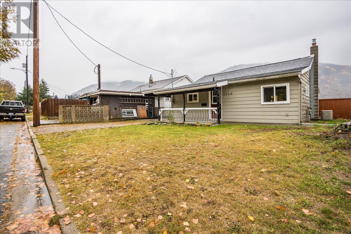 2034 Eighth Avenue, Trail, British Columbia  V1R 3E1 - Photo 3 - 10327401