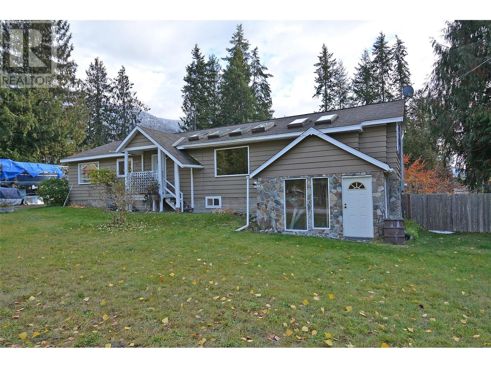 705 Giffin Avenue, Slocan, British Columbia  V0G 2C0 - Photo 2 - 10328011