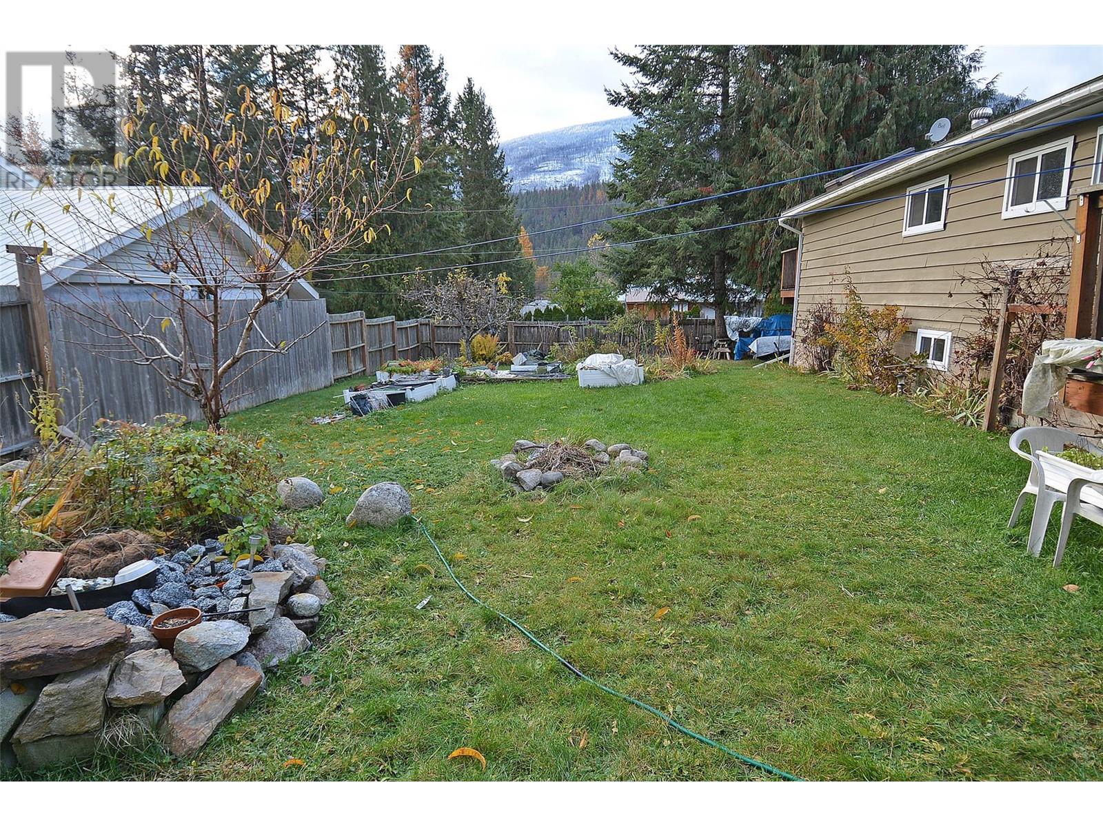 705 Giffin Avenue, Slocan, British Columbia  V0G 2C0 - Photo 33 - 10328011