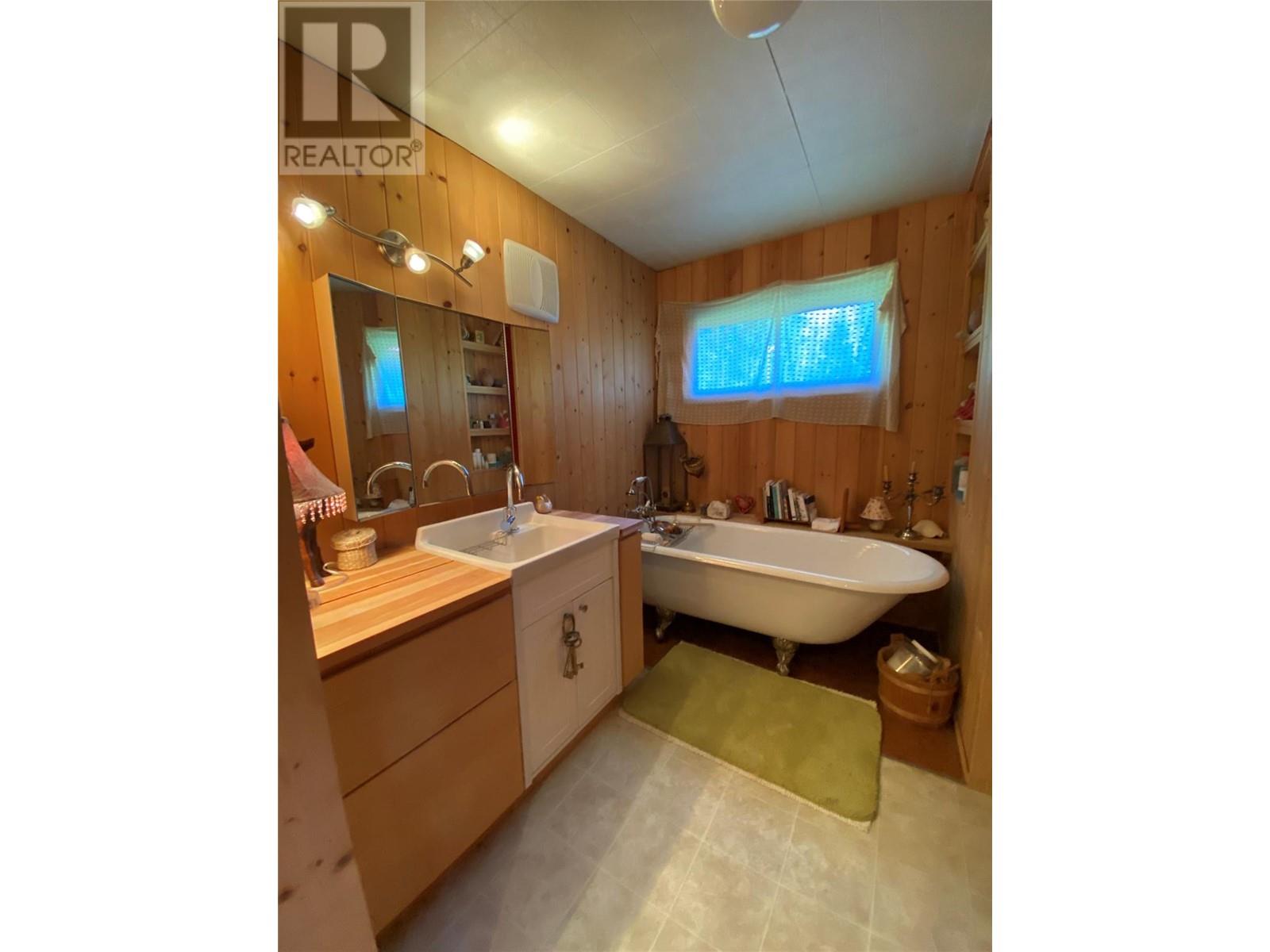 8712 Beach Street, Balfour, British Columbia  V0G 1C0 - Photo 19 - 10328779