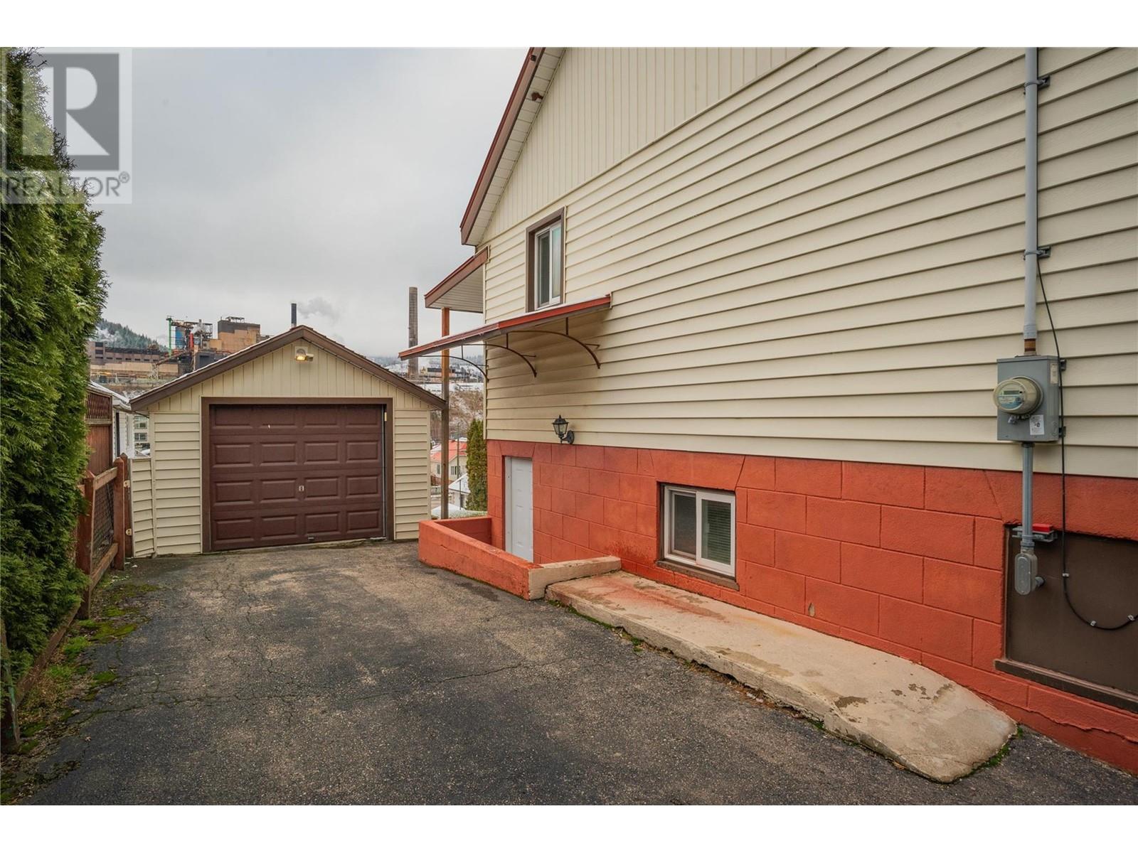 1250 Third Avenue, Trail, British Columbia  V1R 1P2 - Photo 4 - 10330164