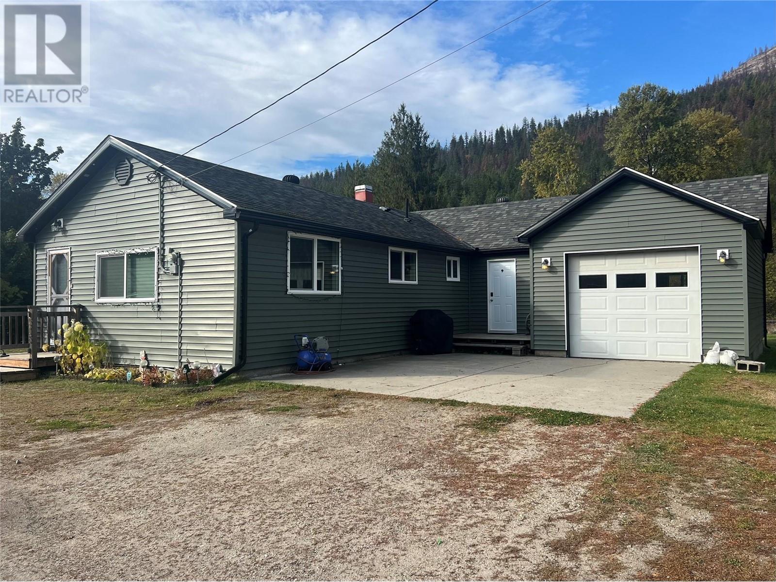 515 Main Street, Slocan, British Columbia  V0G 2C0 - Photo 1 - 10331180