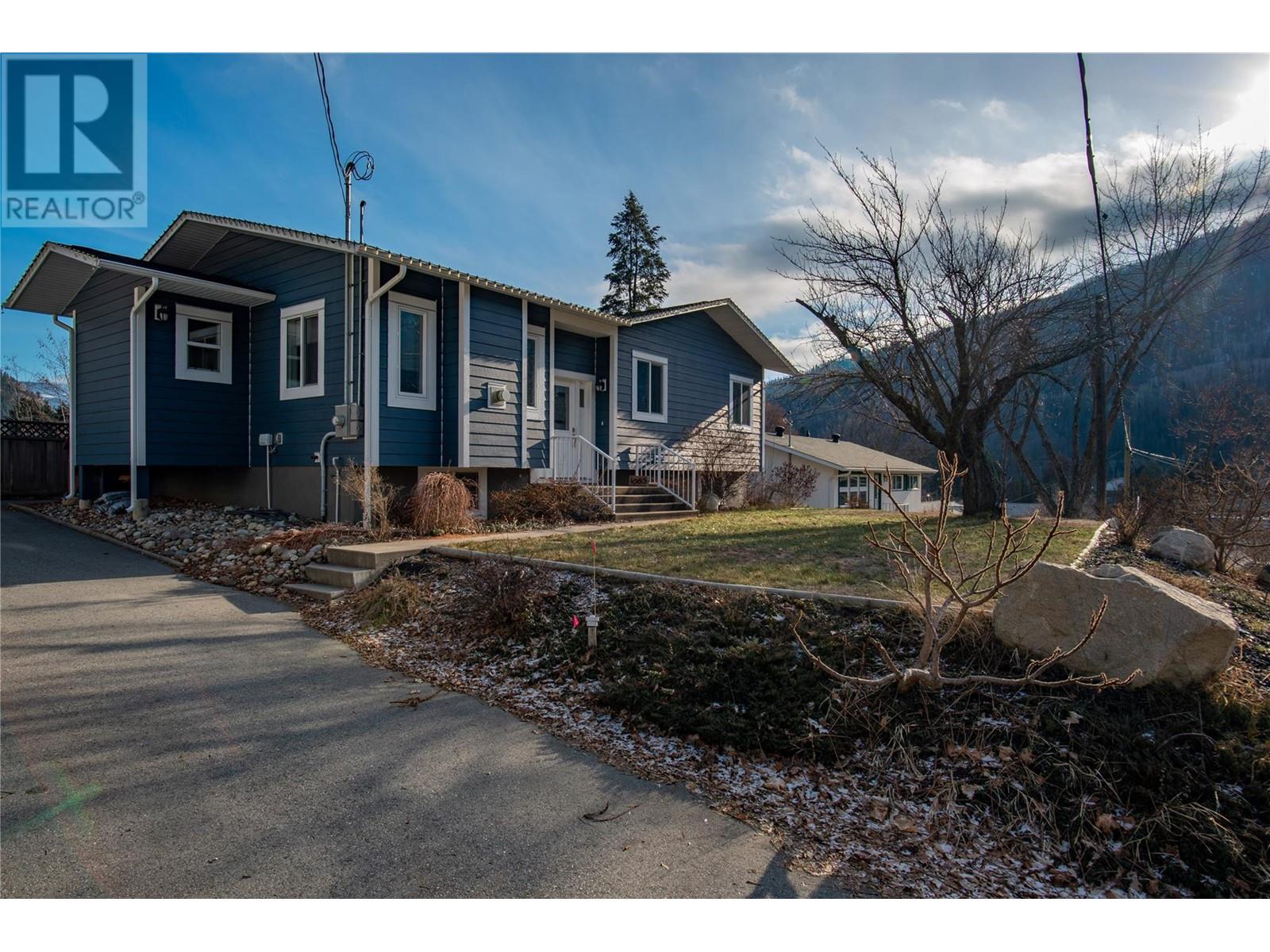 1085 Clarke Road, Castlegar, British Columbia  V0G 1X0 - Photo 1 - 10332092