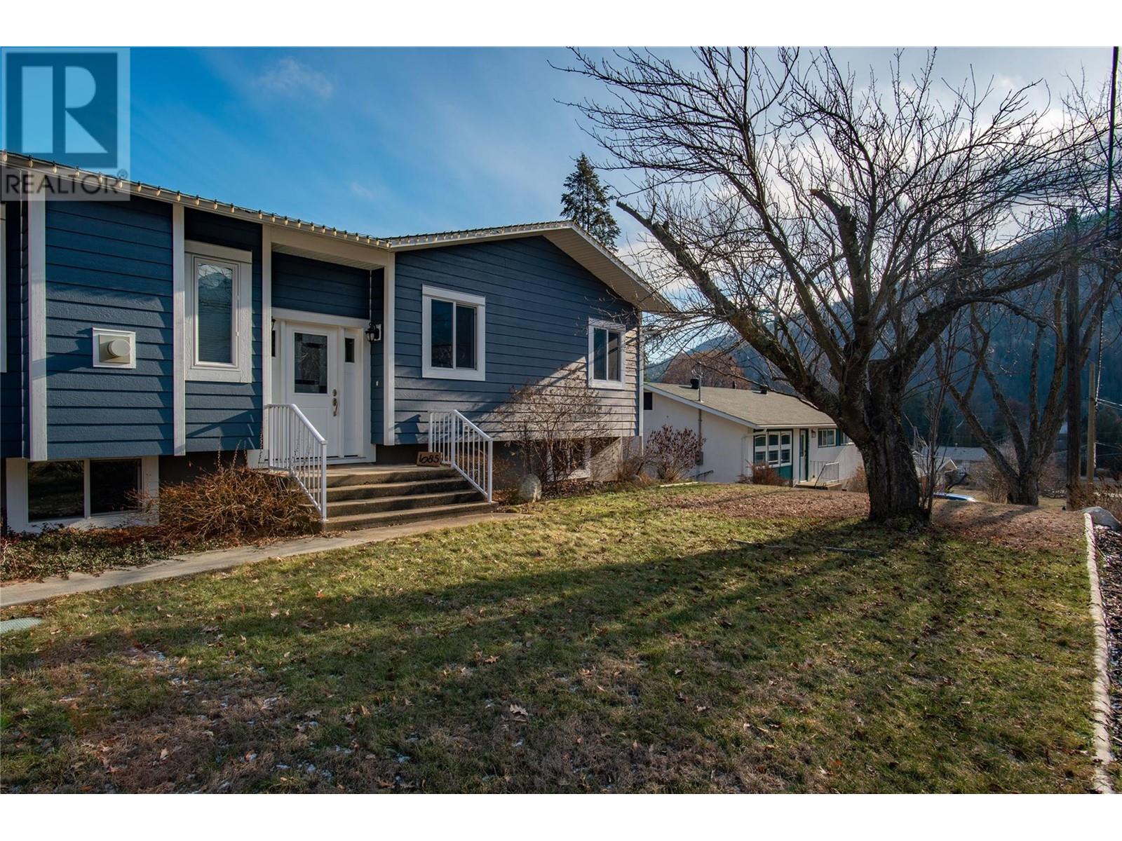 1085 Clarke Road, Castlegar, British Columbia  V0G 1X0 - Photo 2 - 10332092