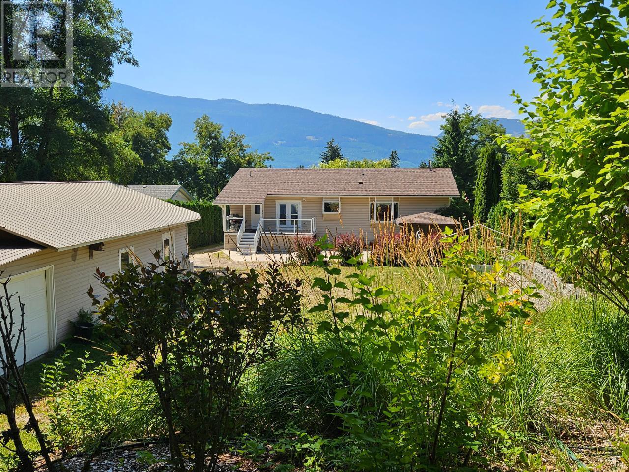 303 Nelson Avenue, Nakusp, British Columbia  V0G 1R0 - Photo 1 - 10334386
