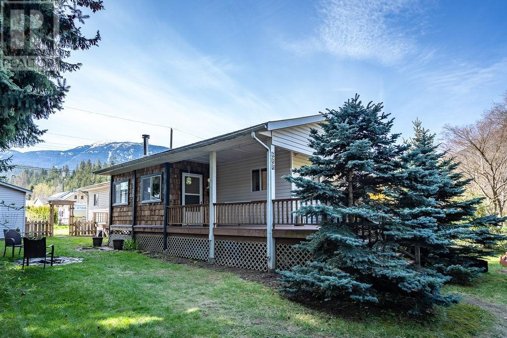 235 B Avenue, Kaslo, British Columbia  V0G 1M0 - Photo 2 - 10333360