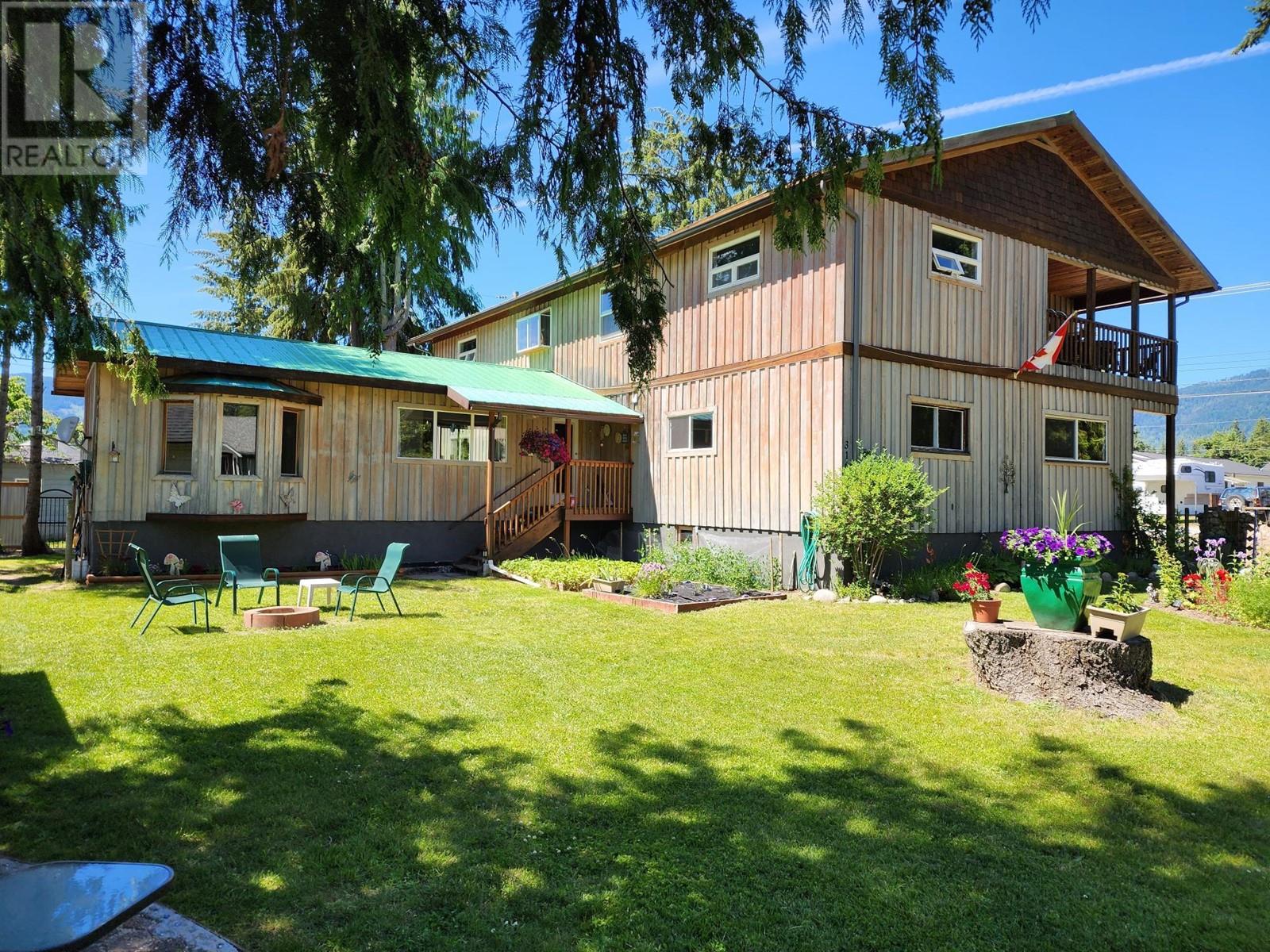 316 3rd  Nw Avenue, Nakusp, British Columbia  V0G 1R0 - Photo 1 - 10334850