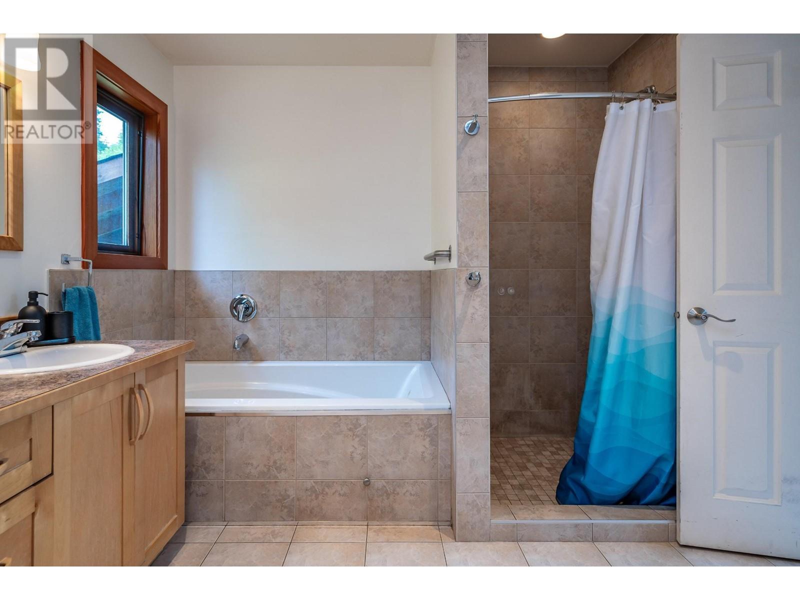 296 Full Moon Road, Rosebery, British Columbia  V0G 1S1 - Photo 28 - 10336315
