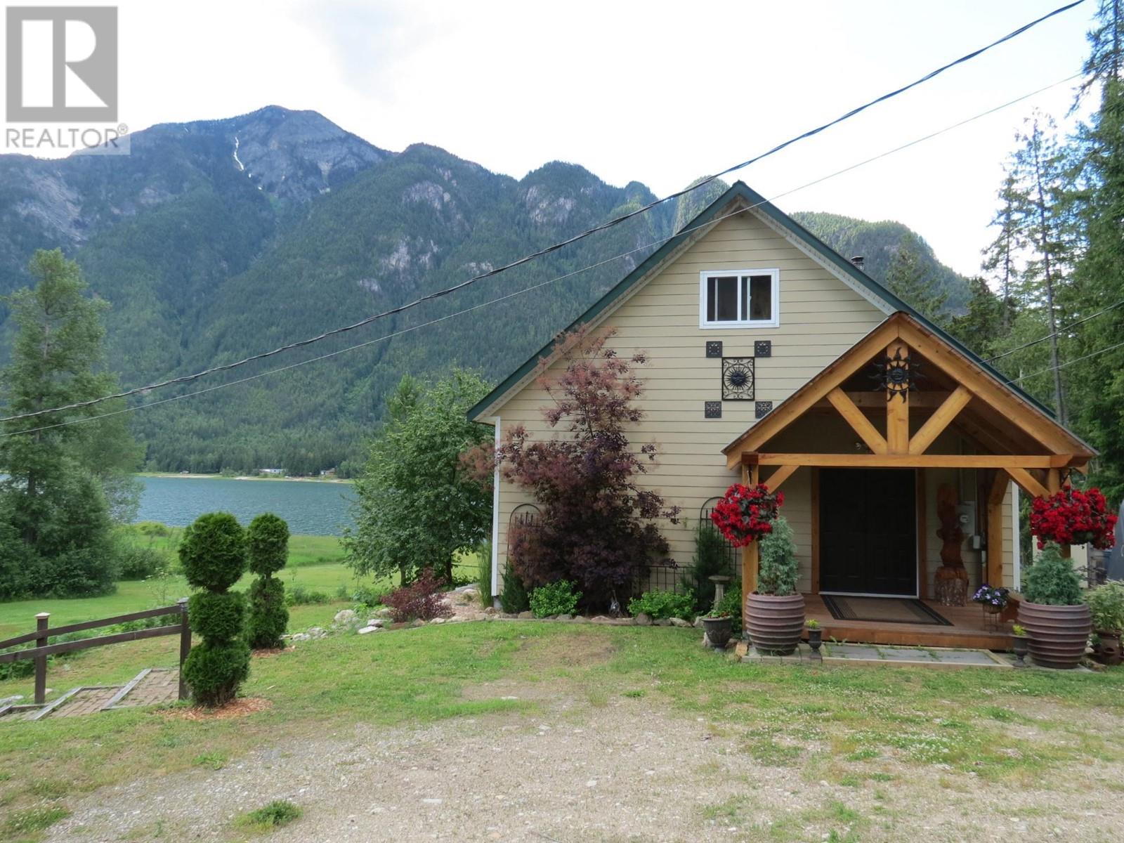 240 Arrow Park Demars Road, Nakusp, British Columbia  V0G 1R1 - Photo 2 - 10337302