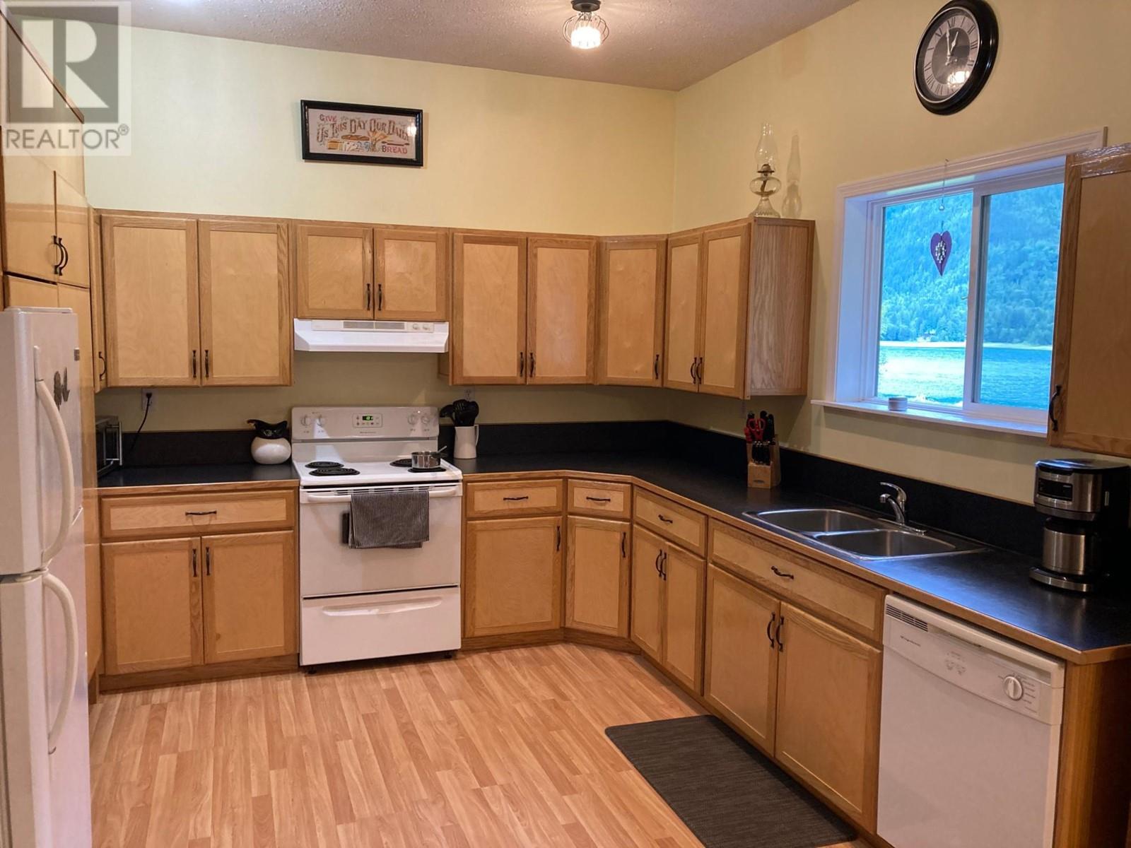 240 Arrow Park Demars Road, Nakusp, British Columbia  V0G 1R1 - Photo 5 - 10337302