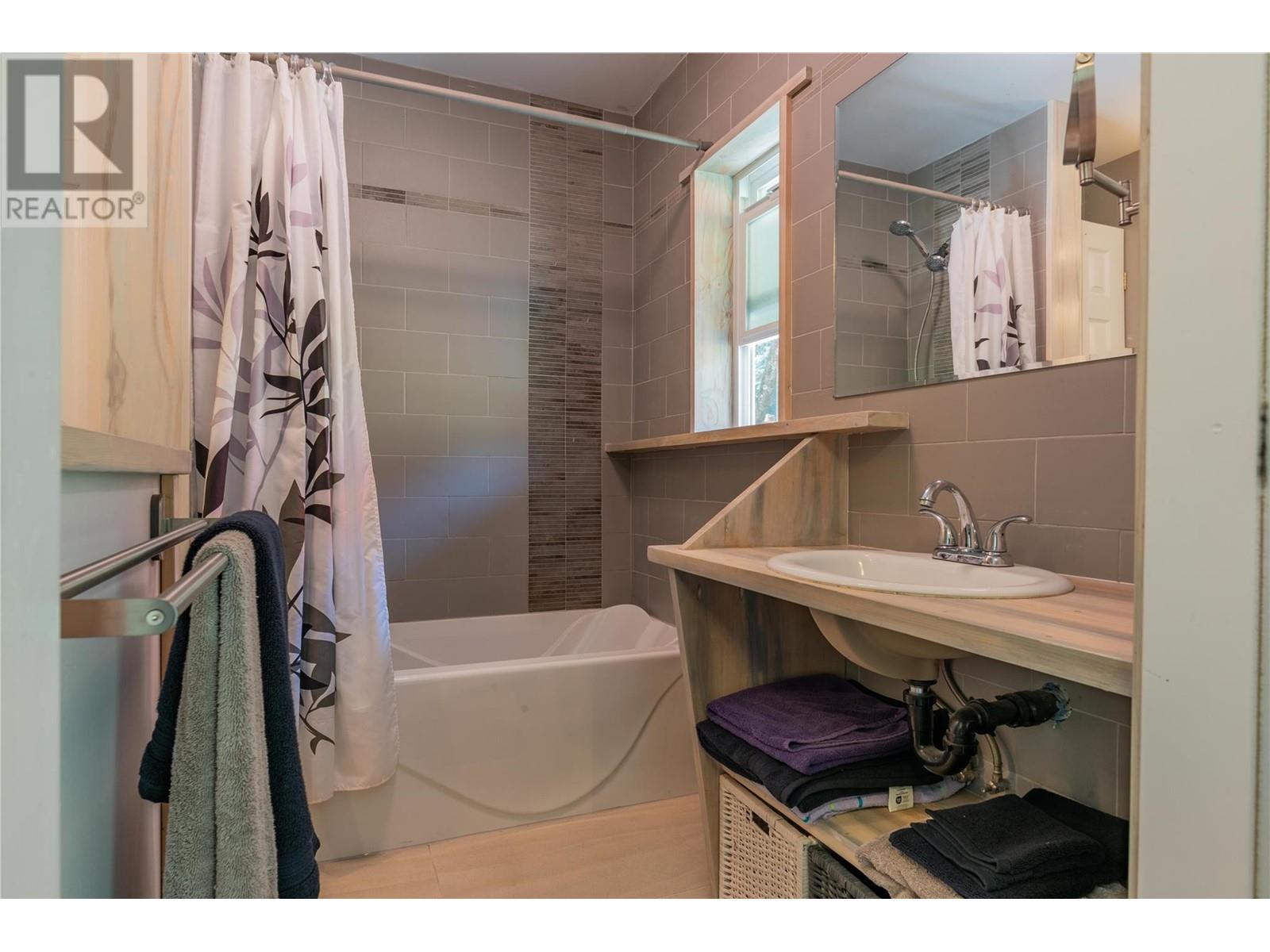 1845 Third Street, Fruitvale, British Columbia  V0G 1L0 - Photo 15 - 10337160