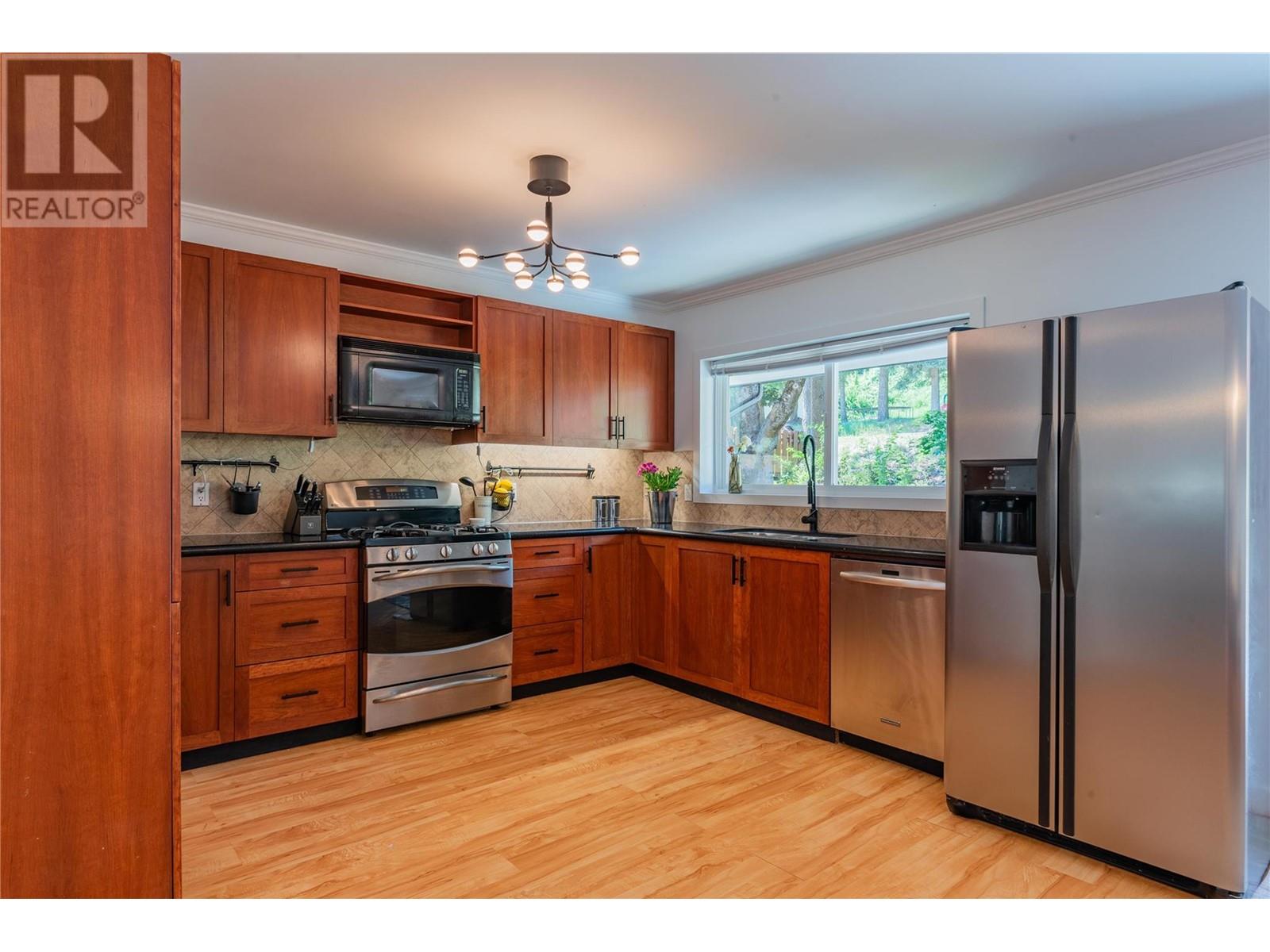 1845 Third Street, Fruitvale, British Columbia  V0G 1L0 - Photo 4 - 10337160