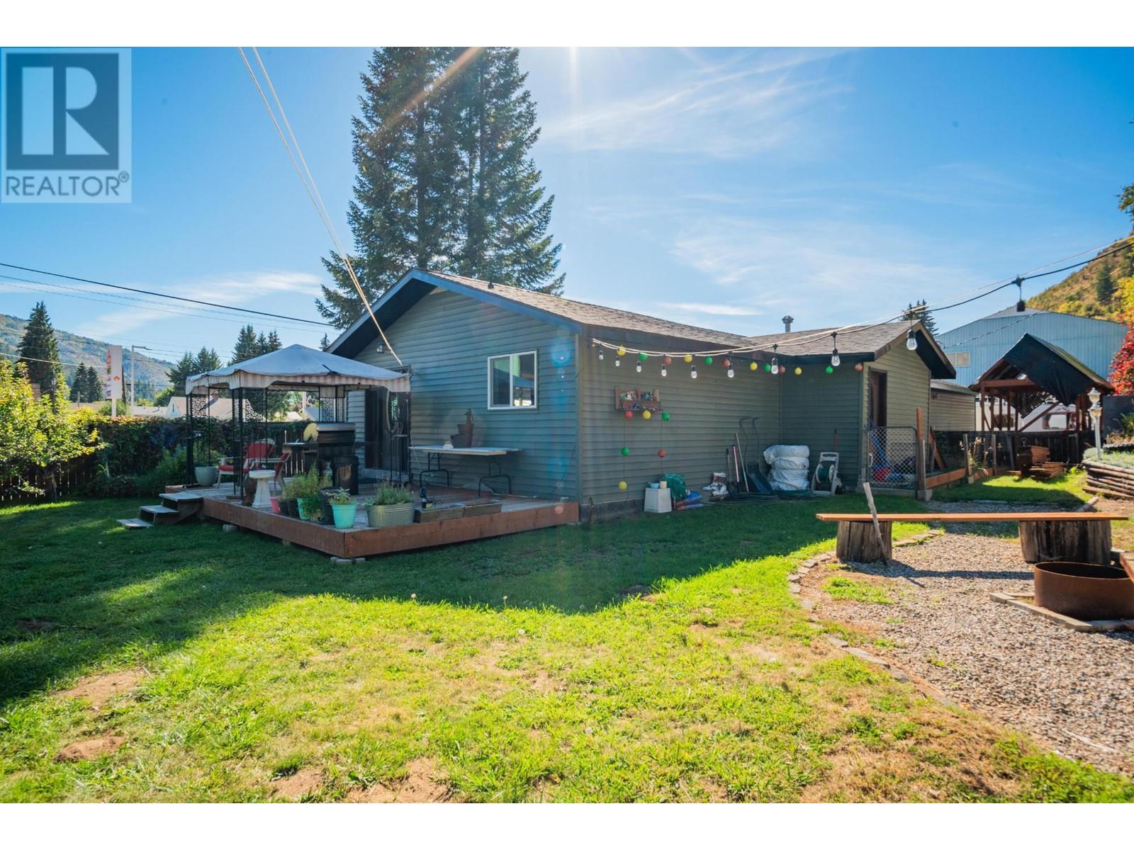 625 11th Avenue, Montrose, British Columbia  V0G 1P0 - Photo 1 - 10338200
