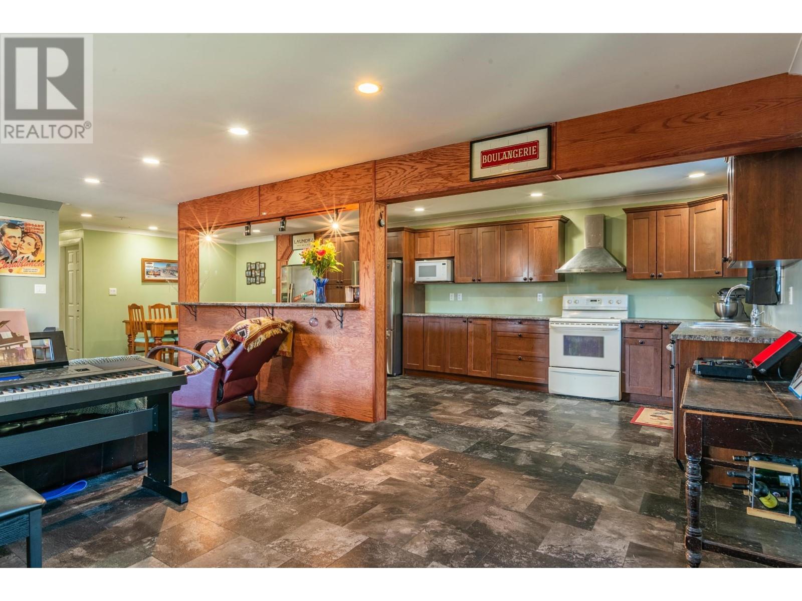 625 11th Avenue, Montrose, British Columbia  V0G 1P0 - Photo 11 - 10338200