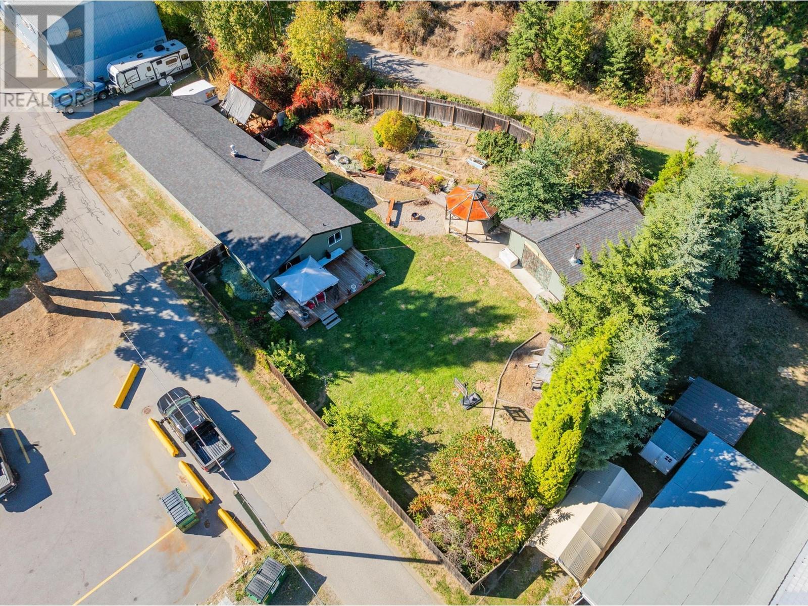 625 11th Avenue, Montrose, British Columbia  V0G 1P0 - Photo 2 - 10338200
