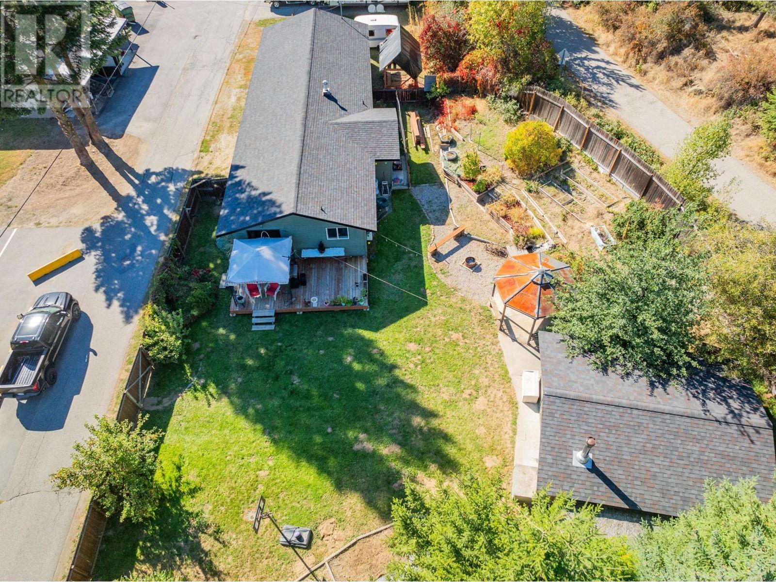 625 11th Avenue, Montrose, British Columbia  V0G 1P0 - Photo 3 - 10338200