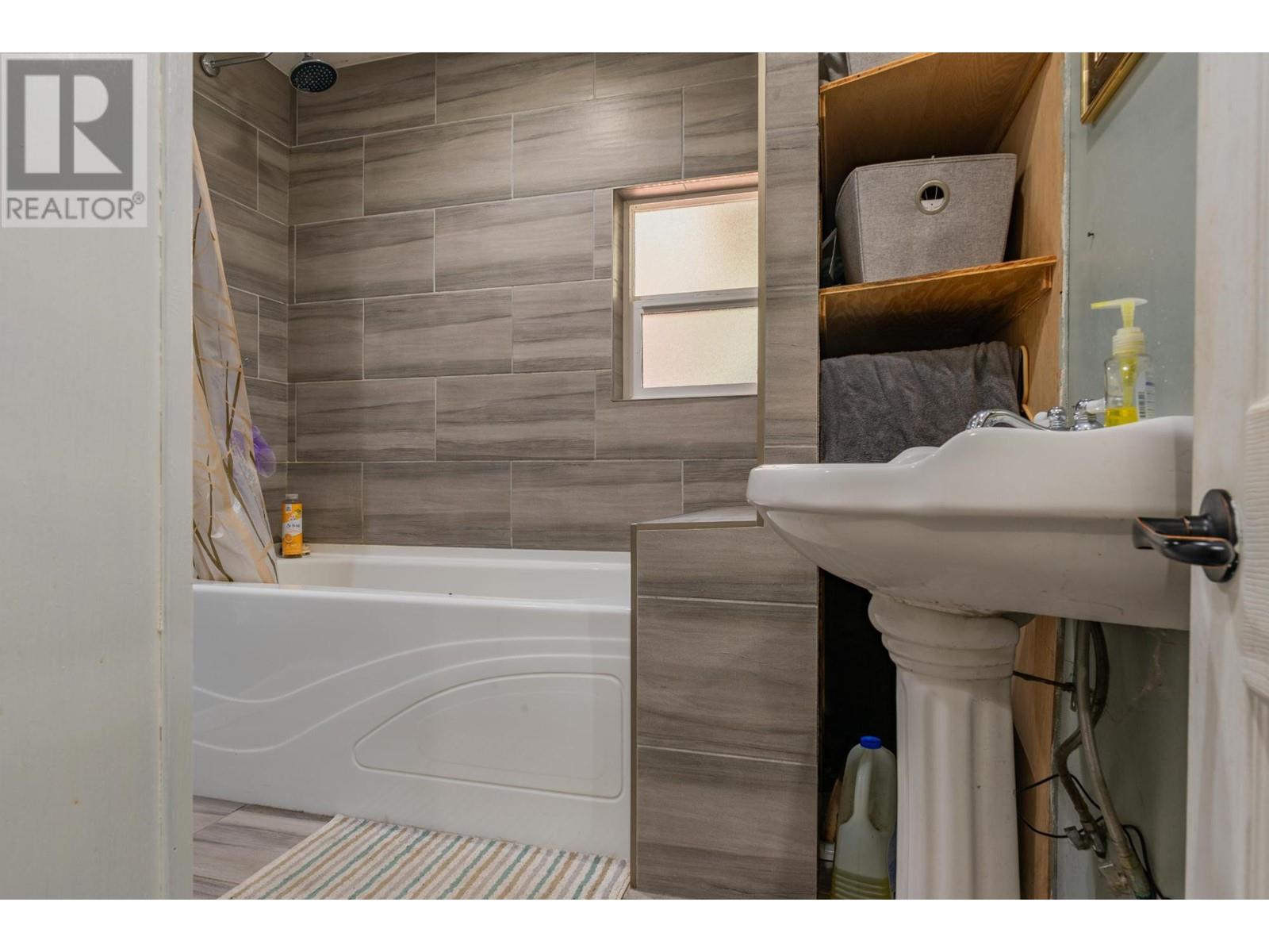 625 11th Avenue, Montrose, British Columbia  V0G 1P0 - Photo 35 - 10338200