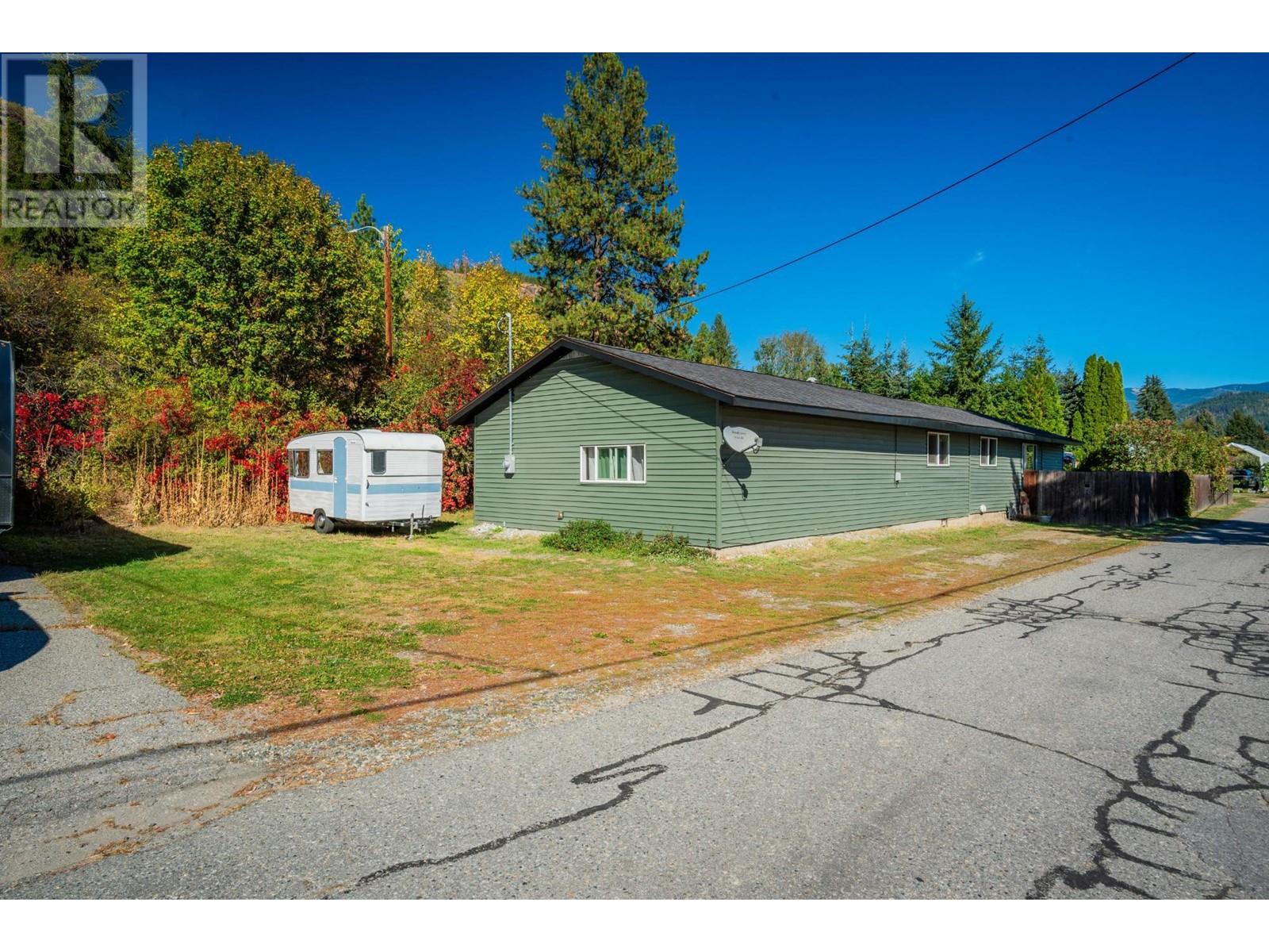 625 11th Avenue, Montrose, British Columbia  V0G 1P0 - Photo 38 - 10338200